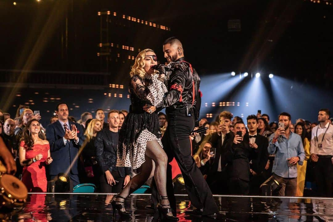 ビルボード・ジャパンさんのインスタグラム写真 - (ビルボード・ジャパンInstagram)「@madonna & @maluma ’s Medellín was 🔥 #BBMAs ﻿ ﻿ 📷 Courtesy of BBMAs / DCP @bbmas」5月3日 0時05分 - billboard_japan