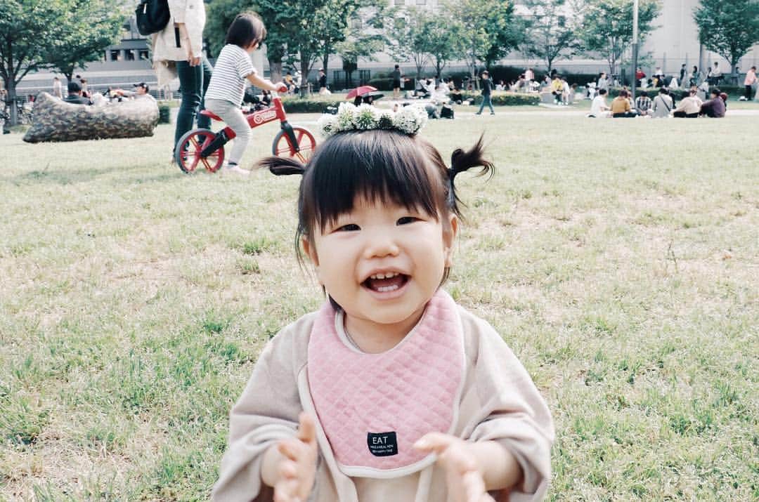 naoko tawaraのインスタグラム：「気づけばGWも折り返しに。先々週からずっと続いていた娘の風邪も治った様子で一安心。  今日は散歩がてら娘と中之島公園に。芝生に転がしてみたけど、慣れないのか座り込んで動かなかったので、とりあえず花輪作ってのせてみました。最終とられてすべてバラバラに千切られましたが、楽しそうでよかった。歩けるようになったらもっといろいろ遊ぼうね  #1歳0ヶ月 #中之島公園 #baby #babygirl」