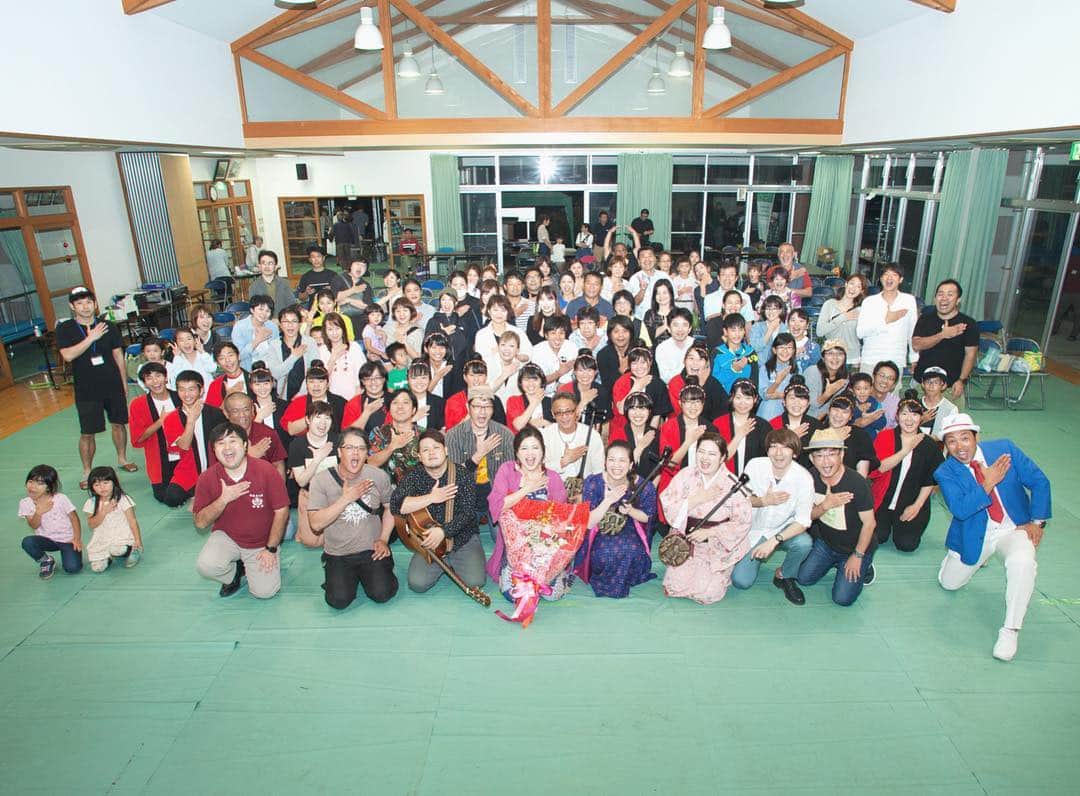 のインスタグラム：「5/1 「音じゃぶらフェス」 雨の中、島内、そして東京、神戸、沖縄、与論などなど島外からも来てくださった皆々様！ 本当にありがとうございました！！！ 「令和」　新しい歴史のスタートとなるこの日に 「生まれ育った故郷で唄いたい」 ただその思いからすべては始まりました。 沖永良部民謡を幼い頃からずっと歌い継いできた唄者の前田博美ちゃんと企画した今回のイベント。 初の試みの中不安でいっぱいだった私たちに賛同してくれ進めてくれた山下さん、そしてジャンルを超えて同じ会場で一つになって盛り上げてくれた島の出演者の皆さん、朝からずっと動いてくれた音響、スタッフ、出店スタッフの皆さん、何も言わないのに準備から片付けもずっと手伝ってくれた島の可愛い後輩沖高エイサーのみんな、そして会場にお越しくださったすべての皆さん、行けないけど応援してるよとメッセージをくれた皆さん、、 すべての皆さんのおかげで初めてのイベント「音じゃぶらフェス」が開催、実現できたことを心から感謝します。  思いが溢れすぎて、ステージでもボロ泣きでしたが、、 あまり書くと、書きながらも涙が溢れてしまうので。。。 またゆっくりブログに綴るとして。。。 ひとまずお礼を。  幸せなひと時をありがとうございました！！ しばらくはこの写真を眺めながら余韻に浸りたいと思います♪ （撮影は同級生でもあるサンプランニングの山君！いつもありがと〜！） #音じゃぶらフェス#うとぅじゃぶらフェス#沖永良部島#うとぅじゃぶら#兄弟#うとぅは音にかけて#音楽で兄弟のように繋がっていけたら#島唄#民謡#伝統芸能#やっこ#エイサー#ブルース#ポップス#ジャンル言葉を越えて#みへでぃろ」