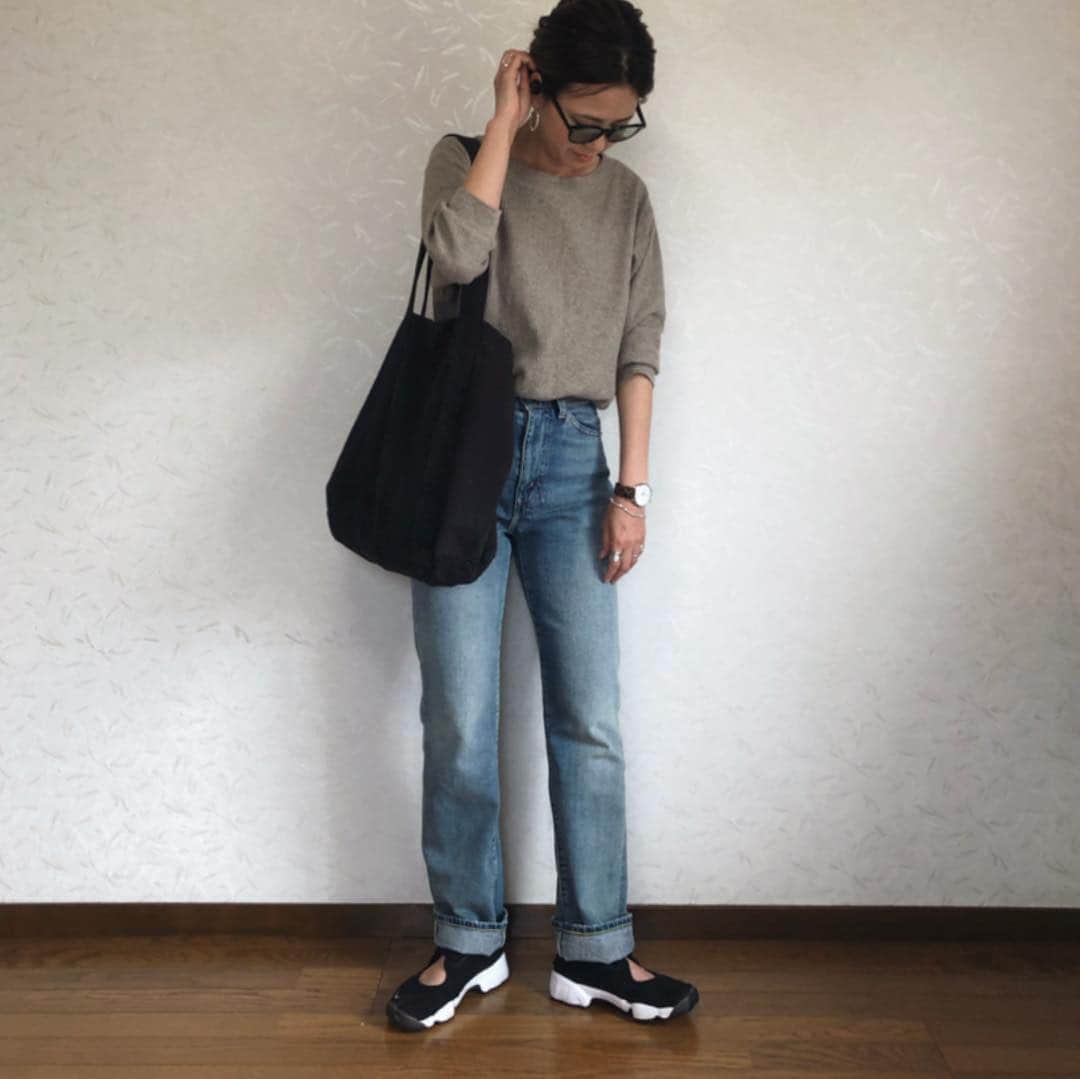 のインスタグラム：「ワッフルクルーネックTヘビロテしてます🥺 . . . . . . tops#uniqlo @uniqlo  denim#levis @levis  earphone#sudio @sudio  15％オフクーポン→akm 7月10日まで有効 . . . . . @sudio では、只今ゴールデンウィークキャンペーンを実施中🕴 . . . 4月23日〜5月6日の間にイヤホン製品をご購入いただいた方へ Sudioオリジナルトートバッグ&ギフトラッピングを無料プレゼント！ . . . . ◆公式アカウント◆ ・Instagram… ＠sudio ・公式サイト　https://www.sudio.com/jp/ . . . #fashion #code #ootd #outfit #denim #pr #locari #nike #701 #エアリフト #ナイキ #ユニクロ #ユニジョ #リーバイス #ママコーデ #カジュアル #イヤフォン #シルバーアクセサリー #wear更新」