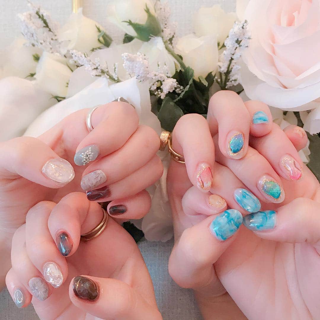なかやまちえこさんのインスタグラム写真 - (なかやまちえこInstagram)「stone💫 妹さんと里沙さん♡ （妹さんのネイルは住吉さん担当） #nail #nails #nailart #ネイル #美甲 #ネイルアート  #clou #nagel #ongle #ongles #unghia #japanesenailart #manucure #네일 #젤네일 #네일아트 #네일리스트 #japanesenails #manicurist #gelnails #stonenails #marblenails #新垣里沙 さん」5月3日 0時11分 - chiekonakayama
