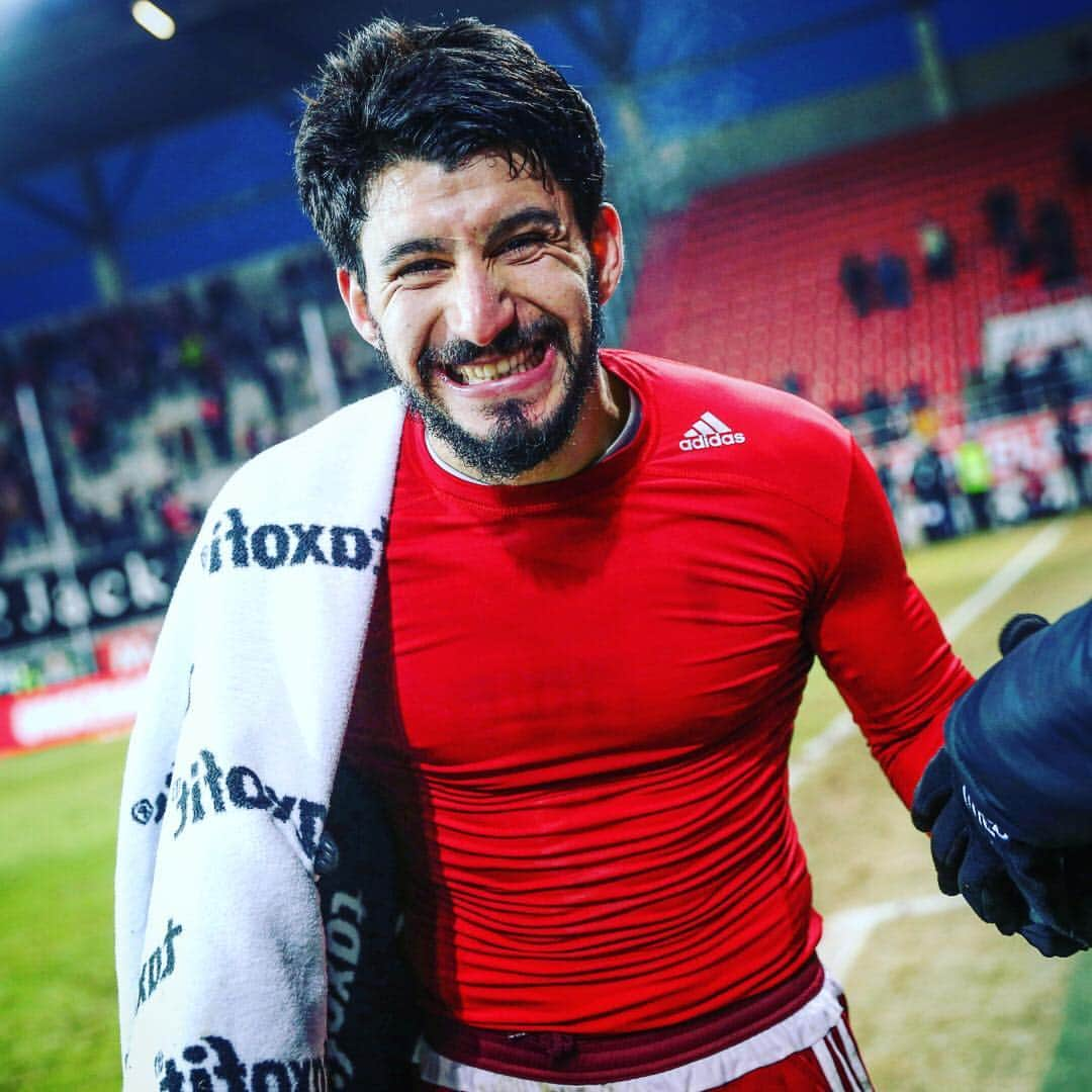 FCインゴルシュタット04さんのインスタグラム写真 - (FCインゴルシュタット04Instagram)「Mach’s nochmal, #Animal 🤩⚽️👊 Beim letzten #Schanzer Erfolg gegen den #HSV war ein gewisser @almog1988 #Cohen unter den Torschützen 🔥💪 Gegen eine Wiederholung hätten wir am Samstag nichts einzuwenden 😉🤗🖤❤️ #HSVFCI #Zamrückrunde #Auswärtsspiel #Tor #goal #football #fussball #totgesagtelebenlänger #throwbackthursday #TBT #AlmogCohen」5月3日 0時24分 - dieschanzer