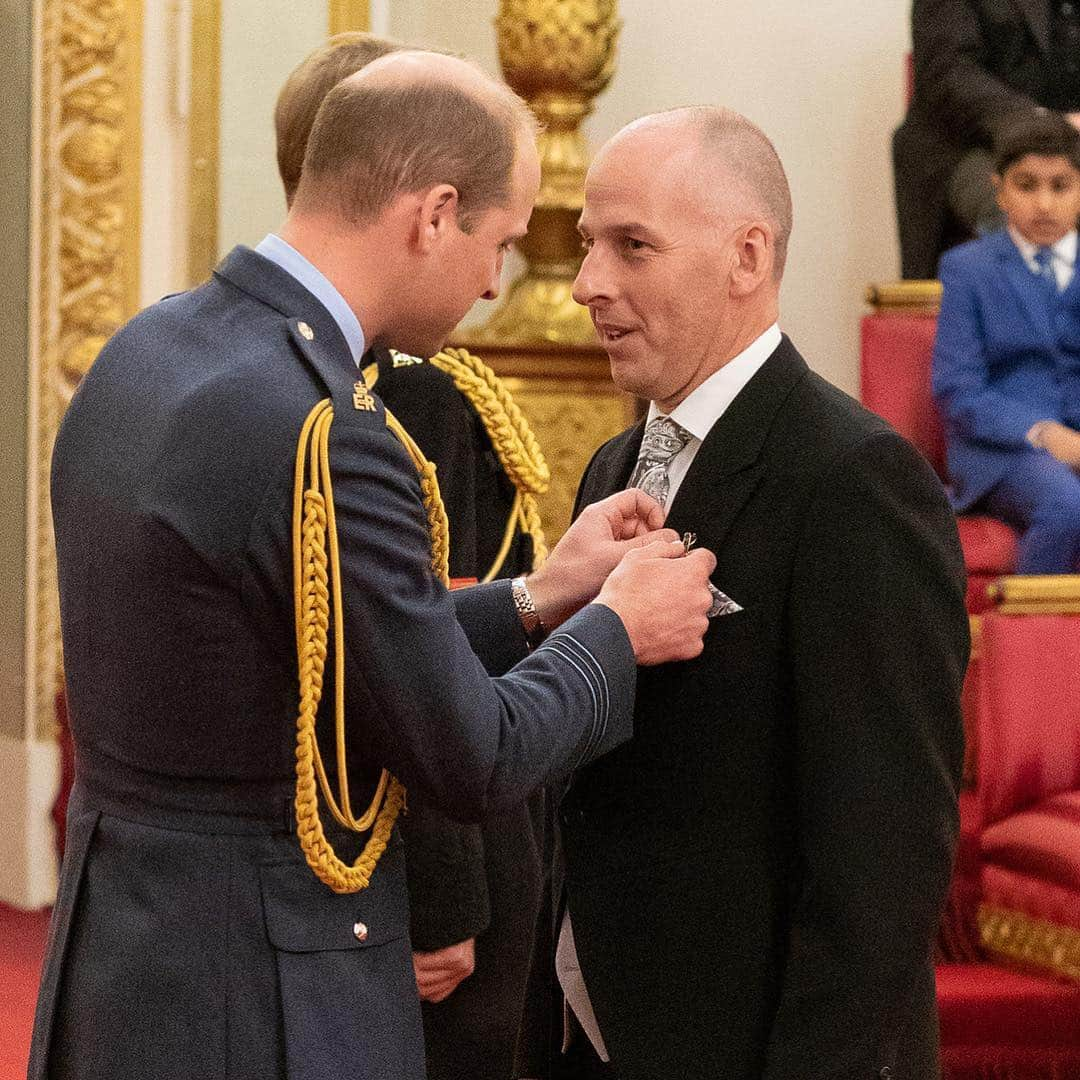 ロイヤル・ファミリーさんのインスタグラム写真 - (ロイヤル・ファミリーInstagram)「Today The Duke of Cambridge presided over an Investiture at Buckingham Palace. Scroll through to see just some of today’s recipients and congratulations to everyone who attended today.  Firefighter Kevin Taylor of the Hampshire Fire and Rescue Service received the “Queen’s Fire Service Medal” having raised money for various charities over a many number of years. Kevin said: “I get so much support from my fellow firefighters. This award is a reflection of the work they do and that of the service as a whole.” Retired firefighter Richard Stanton received The George Medal for Bravery for his part in helping to free the children trapped in the flooded cave in Thailand last year. Other recipients include Gruffalo writer Julia Donaldson (CBE), Pink Floyd drummer Nicholas Mason (CBE) and Dr Janine Barnes (MBE) whose work centres on neurological pharmacy. Magician David Berglas, known as the International Man of Mystery, has been awarded an MBE for contribution to magic, at the age of 92. David Dein and John Lowe both received MBEs today. David, former vice-chairman of Arsenal Football Club and the FA received his for services to Football and volunteer work in schools and prison.  Three-times World Darts Champion John received his award for services to darts and charity.」5月3日 0時25分 - theroyalfamily