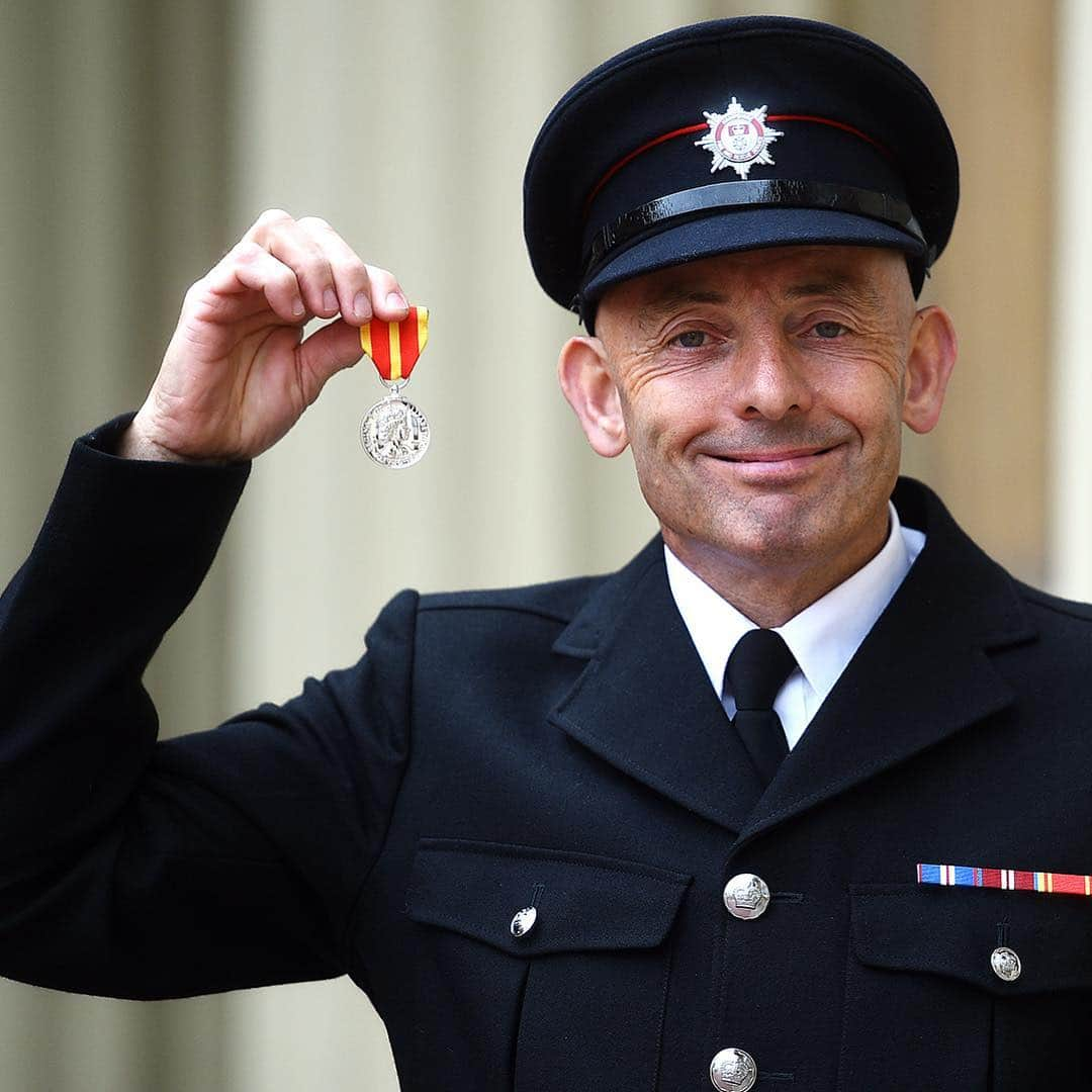 ロイヤル・ファミリーさんのインスタグラム写真 - (ロイヤル・ファミリーInstagram)「Today The Duke of Cambridge presided over an Investiture at Buckingham Palace. Scroll through to see just some of today’s recipients and congratulations to everyone who attended today.  Firefighter Kevin Taylor of the Hampshire Fire and Rescue Service received the “Queen’s Fire Service Medal” having raised money for various charities over a many number of years. Kevin said: “I get so much support from my fellow firefighters. This award is a reflection of the work they do and that of the service as a whole.” Retired firefighter Richard Stanton received The George Medal for Bravery for his part in helping to free the children trapped in the flooded cave in Thailand last year. Other recipients include Gruffalo writer Julia Donaldson (CBE), Pink Floyd drummer Nicholas Mason (CBE) and Dr Janine Barnes (MBE) whose work centres on neurological pharmacy. Magician David Berglas, known as the International Man of Mystery, has been awarded an MBE for contribution to magic, at the age of 92. David Dein and John Lowe both received MBEs today. David, former vice-chairman of Arsenal Football Club and the FA received his for services to Football and volunteer work in schools and prison.  Three-times World Darts Champion John received his award for services to darts and charity.」5月3日 0時25分 - theroyalfamily