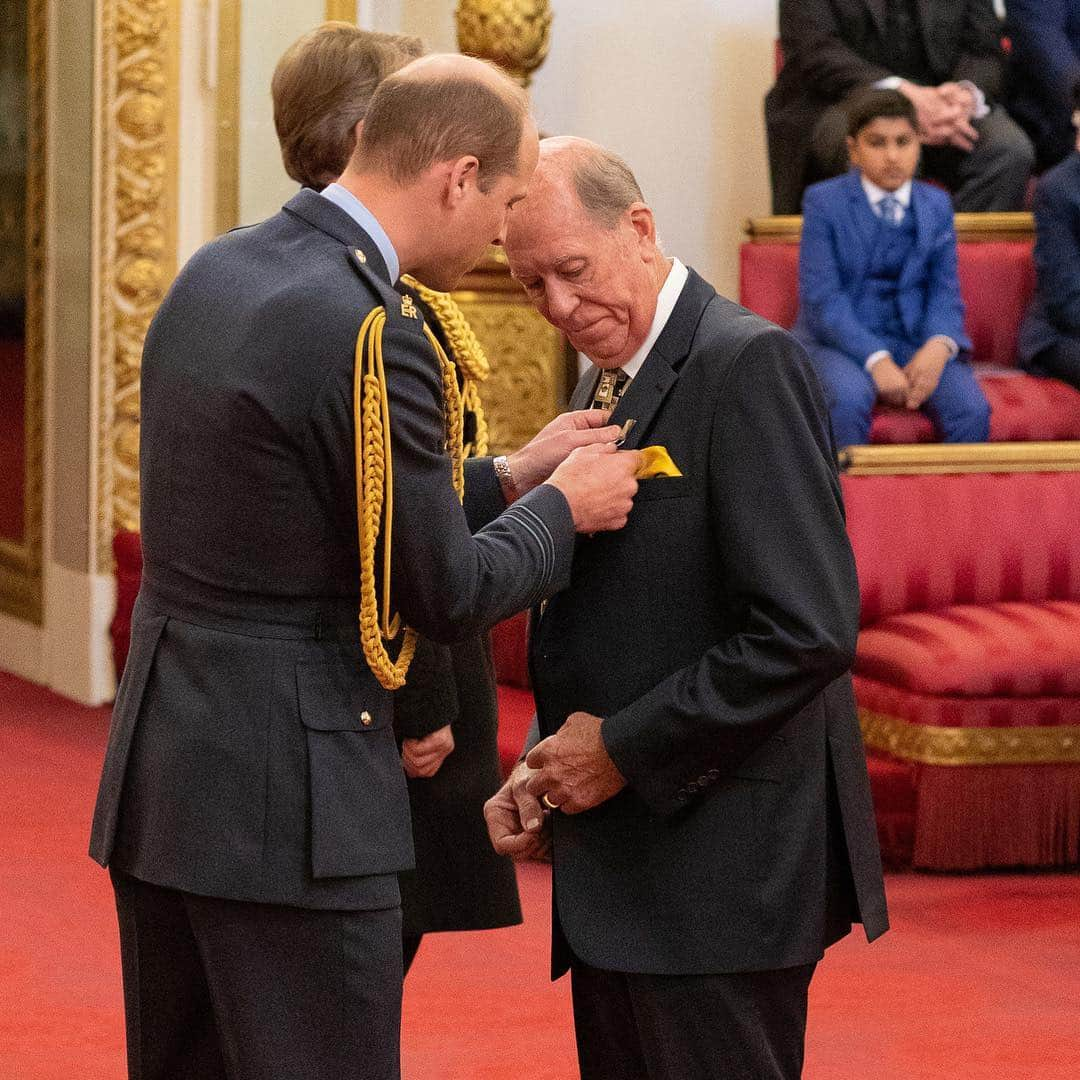 ロイヤル・ファミリーさんのインスタグラム写真 - (ロイヤル・ファミリーInstagram)「Today The Duke of Cambridge presided over an Investiture at Buckingham Palace. Scroll through to see just some of today’s recipients and congratulations to everyone who attended today.  Firefighter Kevin Taylor of the Hampshire Fire and Rescue Service received the “Queen’s Fire Service Medal” having raised money for various charities over a many number of years. Kevin said: “I get so much support from my fellow firefighters. This award is a reflection of the work they do and that of the service as a whole.” Retired firefighter Richard Stanton received The George Medal for Bravery for his part in helping to free the children trapped in the flooded cave in Thailand last year. Other recipients include Gruffalo writer Julia Donaldson (CBE), Pink Floyd drummer Nicholas Mason (CBE) and Dr Janine Barnes (MBE) whose work centres on neurological pharmacy. Magician David Berglas, known as the International Man of Mystery, has been awarded an MBE for contribution to magic, at the age of 92. David Dein and John Lowe both received MBEs today. David, former vice-chairman of Arsenal Football Club and the FA received his for services to Football and volunteer work in schools and prison.  Three-times World Darts Champion John received his award for services to darts and charity.」5月3日 0時25分 - theroyalfamily