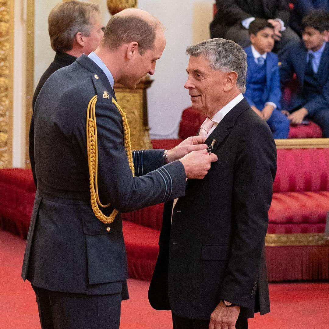 ロイヤル・ファミリーさんのインスタグラム写真 - (ロイヤル・ファミリーInstagram)「Today The Duke of Cambridge presided over an Investiture at Buckingham Palace. Scroll through to see just some of today’s recipients and congratulations to everyone who attended today.  Firefighter Kevin Taylor of the Hampshire Fire and Rescue Service received the “Queen’s Fire Service Medal” having raised money for various charities over a many number of years. Kevin said: “I get so much support from my fellow firefighters. This award is a reflection of the work they do and that of the service as a whole.” Retired firefighter Richard Stanton received The George Medal for Bravery for his part in helping to free the children trapped in the flooded cave in Thailand last year. Other recipients include Gruffalo writer Julia Donaldson (CBE), Pink Floyd drummer Nicholas Mason (CBE) and Dr Janine Barnes (MBE) whose work centres on neurological pharmacy. Magician David Berglas, known as the International Man of Mystery, has been awarded an MBE for contribution to magic, at the age of 92. David Dein and John Lowe both received MBEs today. David, former vice-chairman of Arsenal Football Club and the FA received his for services to Football and volunteer work in schools and prison.  Three-times World Darts Champion John received his award for services to darts and charity.」5月3日 0時25分 - theroyalfamily