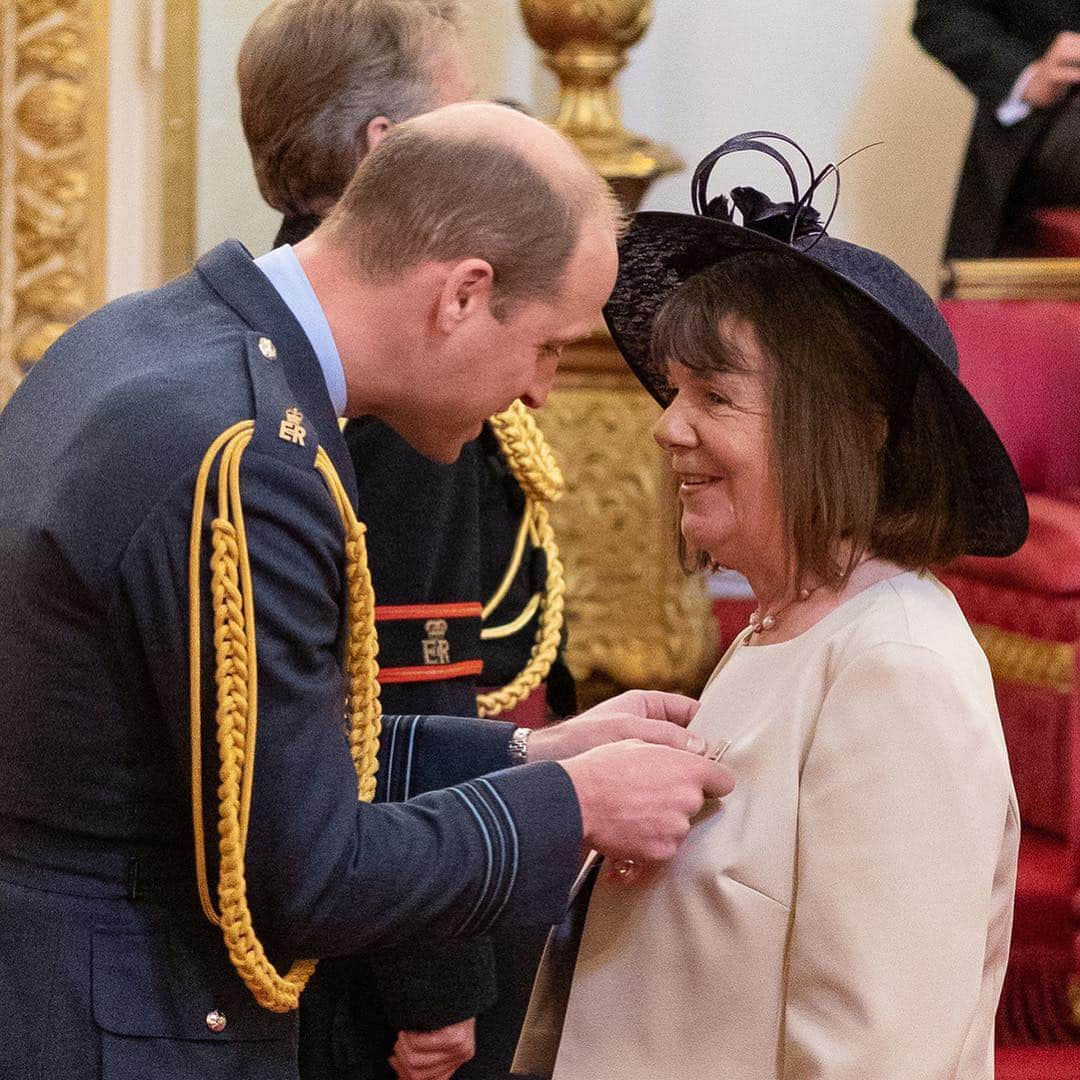 ロイヤル・ファミリーさんのインスタグラム写真 - (ロイヤル・ファミリーInstagram)「Today The Duke of Cambridge presided over an Investiture at Buckingham Palace. Scroll through to see just some of today’s recipients and congratulations to everyone who attended today.  Firefighter Kevin Taylor of the Hampshire Fire and Rescue Service received the “Queen’s Fire Service Medal” having raised money for various charities over a many number of years. Kevin said: “I get so much support from my fellow firefighters. This award is a reflection of the work they do and that of the service as a whole.” Retired firefighter Richard Stanton received The George Medal for Bravery for his part in helping to free the children trapped in the flooded cave in Thailand last year. Other recipients include Gruffalo writer Julia Donaldson (CBE), Pink Floyd drummer Nicholas Mason (CBE) and Dr Janine Barnes (MBE) whose work centres on neurological pharmacy. Magician David Berglas, known as the International Man of Mystery, has been awarded an MBE for contribution to magic, at the age of 92. David Dein and John Lowe both received MBEs today. David, former vice-chairman of Arsenal Football Club and the FA received his for services to Football and volunteer work in schools and prison.  Three-times World Darts Champion John received his award for services to darts and charity.」5月3日 0時25分 - theroyalfamily