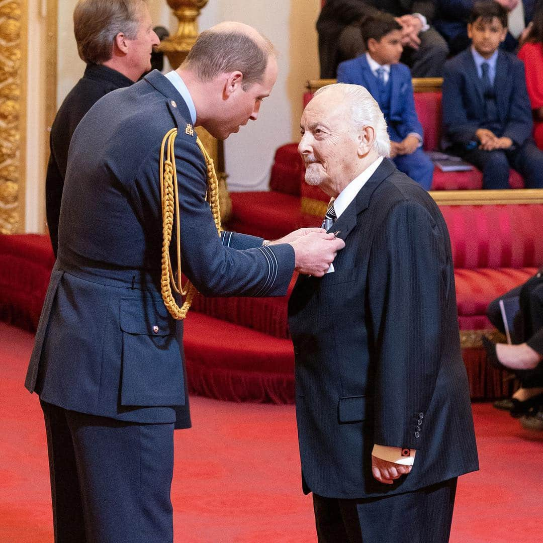 ロイヤル・ファミリーさんのインスタグラム写真 - (ロイヤル・ファミリーInstagram)「Today The Duke of Cambridge presided over an Investiture at Buckingham Palace. Scroll through to see just some of today’s recipients and congratulations to everyone who attended today.  Firefighter Kevin Taylor of the Hampshire Fire and Rescue Service received the “Queen’s Fire Service Medal” having raised money for various charities over a many number of years. Kevin said: “I get so much support from my fellow firefighters. This award is a reflection of the work they do and that of the service as a whole.” Retired firefighter Richard Stanton received The George Medal for Bravery for his part in helping to free the children trapped in the flooded cave in Thailand last year. Other recipients include Gruffalo writer Julia Donaldson (CBE), Pink Floyd drummer Nicholas Mason (CBE) and Dr Janine Barnes (MBE) whose work centres on neurological pharmacy. Magician David Berglas, known as the International Man of Mystery, has been awarded an MBE for contribution to magic, at the age of 92. David Dein and John Lowe both received MBEs today. David, former vice-chairman of Arsenal Football Club and the FA received his for services to Football and volunteer work in schools and prison.  Three-times World Darts Champion John received his award for services to darts and charity.」5月3日 0時25分 - theroyalfamily