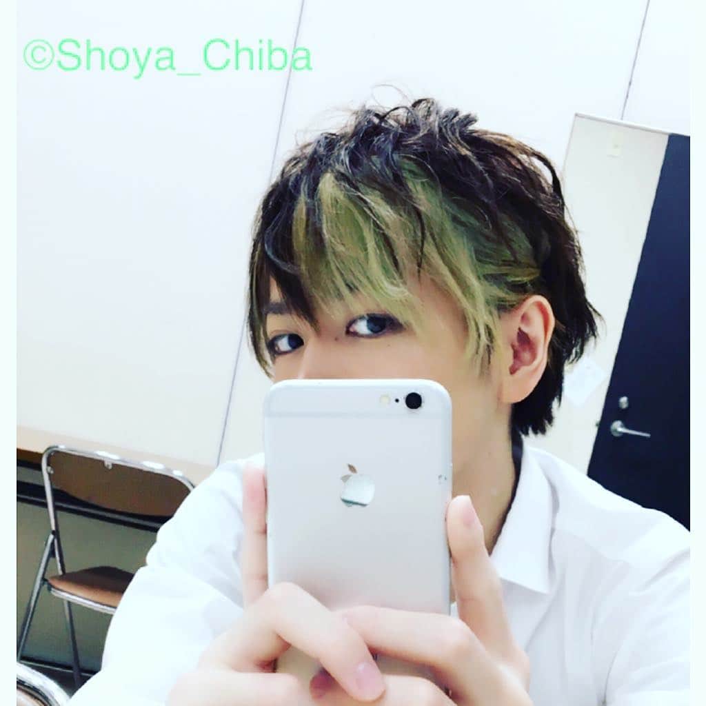 千葉翔也さんのインスタグラム写真 - (千葉翔也Instagram)「耳にかけようと頼んだら留めてくれた、偶然の産物なんだけど。  今のカラーだと立体感でて新鮮💡  #髪型 #髪型アレンジ #髪型メンズ #ヘアカラー #selfie」5月3日 0時26分 - shoya_chiba_official