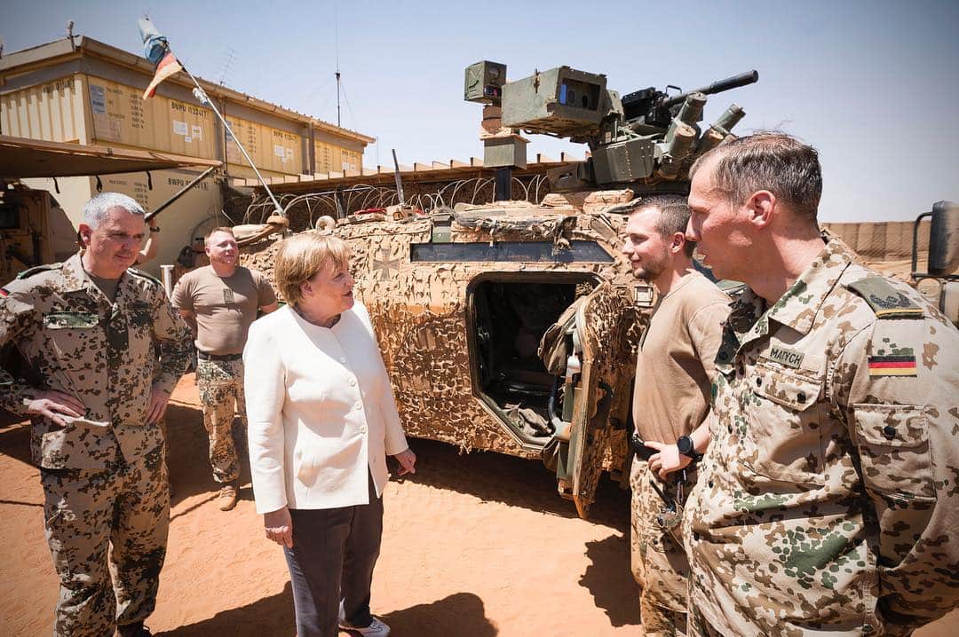 アンゲラ・メルケルさんのインスタグラム写真 - (アンゲラ・メルケルInstagram)「Herzlichen Dank an die @bundeswehr Soldaten in #Mali! „Uns ist bewusst, wie schwierig die Bedingungen hier sind – und nachdem ich persönlich hier war, ist es mir noch bewusster“, sagt die Kanzlerin heute bei ihrem Truppenbesuch der UN-Mission #MINUSMA. #bundeswehr --- Many thanks to the German #soldiers in Mali! The German government is aware of the difficult conditions in Mali – and after her personal visit to the mission of the @unitednations MINUSMA, Chancellor Angela #Merkel says, she is now even more aware of it. #campcastor」5月3日 0時26分 - bundeskanzlerin