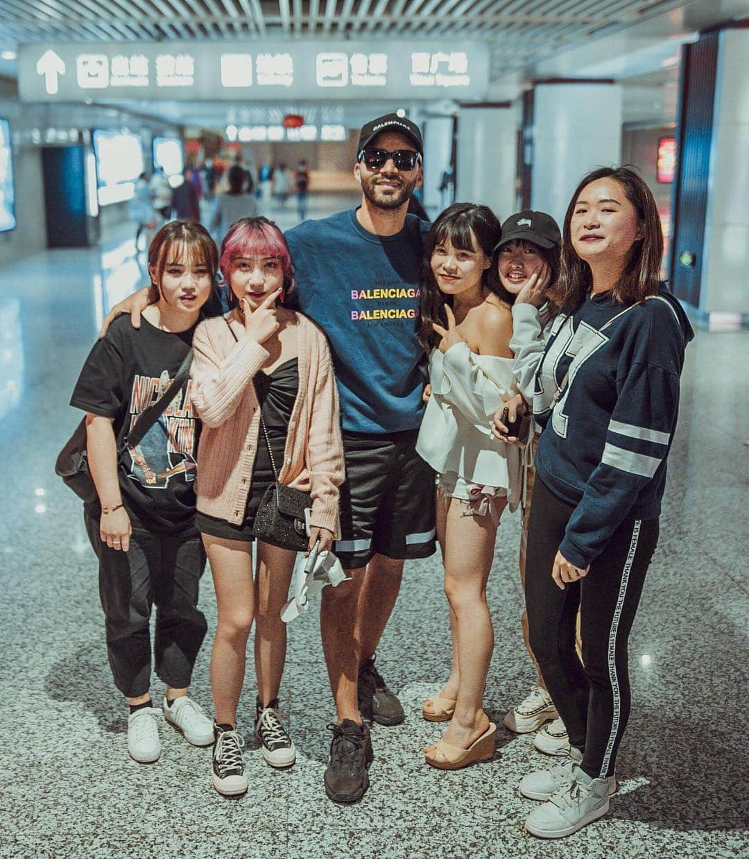 R3habさんのインスタグラム写真 - (R3habInstagram)「Thank you for all the love 🇨🇳🇨🇳 #R3FAM #CYB3RPVNKERS」5月3日 0時28分 - r3hab