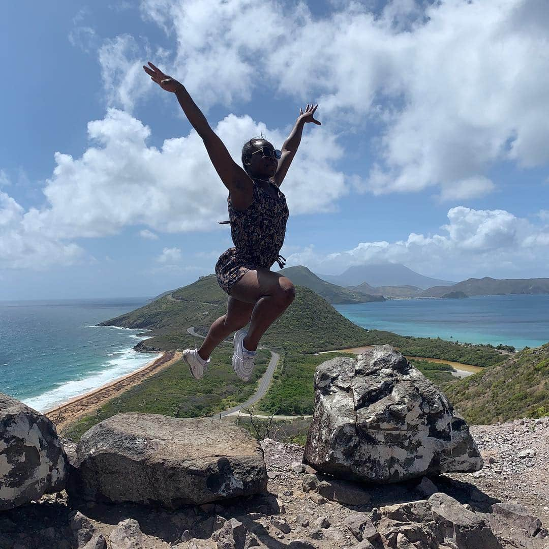 イレタ・シレテさんのインスタグラム写真 - (イレタ・シレテInstagram)「The Adventure began.... Beautiful view point of St Kitts ☀️🌴 #shiplife #cruiseship #work #iceskating #sunshine #fly #nofilter #beauty #l4l #smile #whenyoutryblackyounevergoback」5月3日 0時30分 - yretha_slt