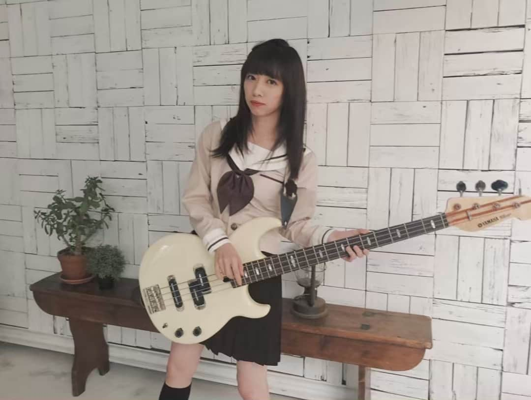 真山りかさんのインスタグラム写真 - (真山りかInstagram)「.﻿ ﻿ れいわ﻿ ﻿ #最初の﻿ #生写真﻿ ﻿ #制服 #👩‍🎓﻿ ﻿ #bass #もったよ﻿ #マネージャーさんの私物﻿ #ベース女子 #憧れ #🥺✨✨﻿ ﻿ #まやまにあ﻿ ﻿ .」5月3日 0時30分 - ma_yama_official