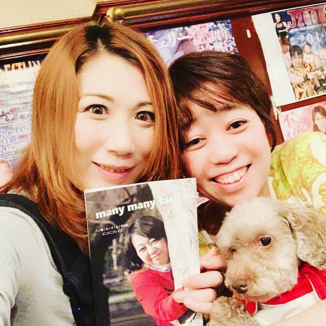 桜花由美さんのインスタグラム写真 - (桜花由美Instagram)「ちゃんすにご来店の皆様ありがとうございました！ 今日は八幡カオルさんのちゃんすデビュー戦でした！  写真集にちゃんすさんへってサイン入れてくれました♪  この写真集ヤバイっ！ かなり出てる！ 見たい方はちゃんすへ。  今後も八幡さんはちゃんすに入ってくれるので、是非会いに来てください♪ ‪#wavepro ‬ ‪#女子プロレスラー ‬ ‪#プロレス ‬ ‪#プロレスラー ‬ ‪#女子プロレス‬ ‪#prowrestling‬ ‪#プロレスリングwave‬ ‪#株式会社zabun #歌舞伎町ちゃんす #歌舞伎町女子プロレスバーちゃんす #八幡カオル  #写真集  #愛犬 #犬 #犬なしでは生きていけません会  #犬なしでは生きていけない  #犬のいる暮らし  #犬のいる生活  #犬とお出かけ  #トイプードル #トイプードルカフェオレ #トイプードル大好き  #トイプードル愛犬  #トイプードル部」5月3日 0時31分 - ohkayumi