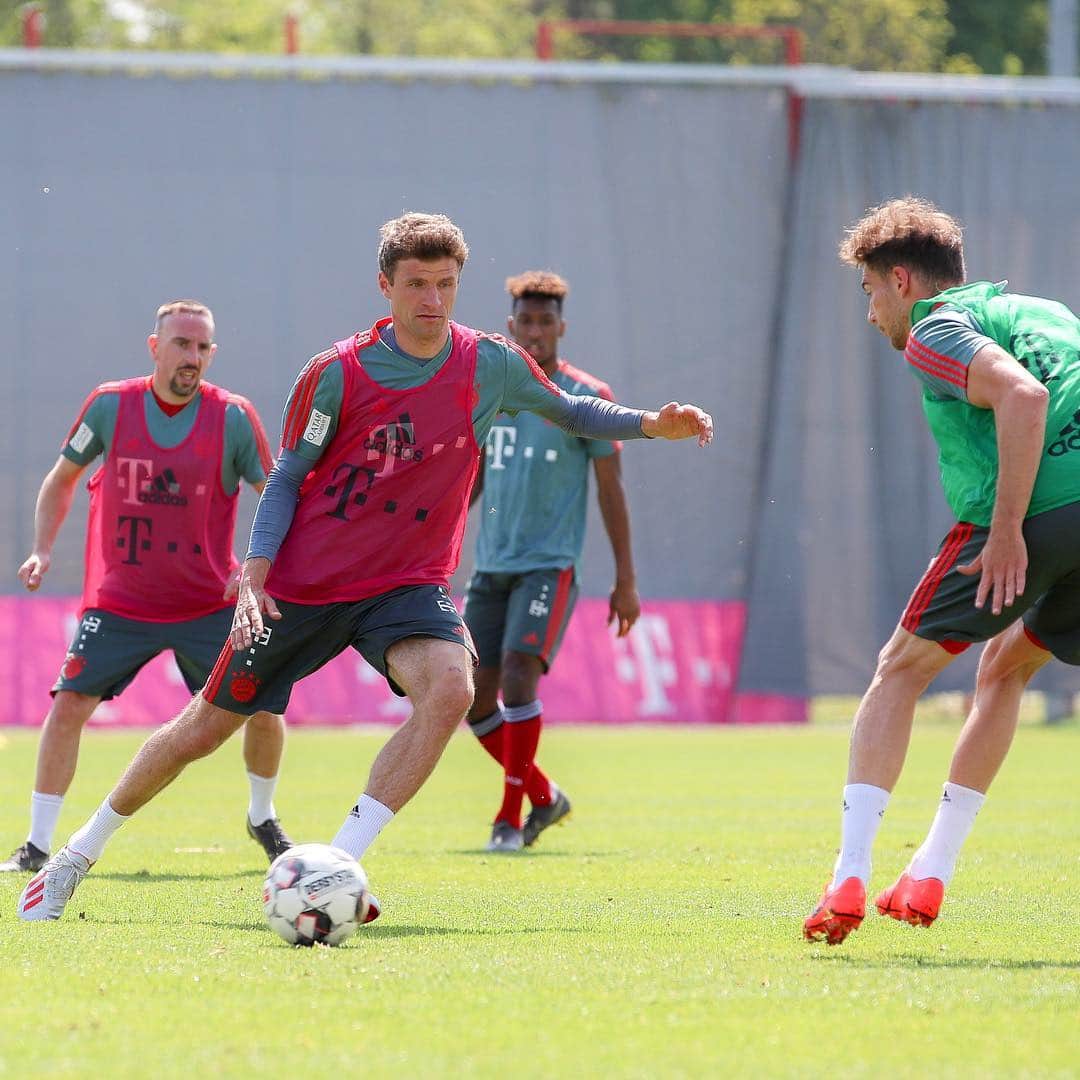 トーマス・ミュラーのインスタグラム：「Working hard ahead of #FCBH96! ⚽️💪 #fcbayern #esmuellert #packmas #saisonfinale #miasanmia」