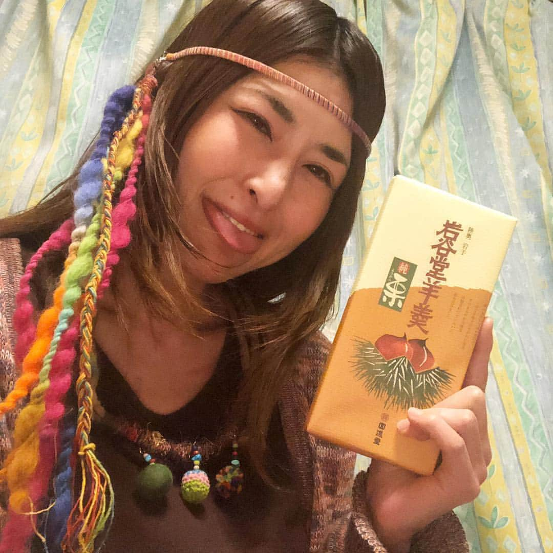 アンジェラ佐藤さんのインスタグラム写真 - (アンジェラ佐藤Instagram)「44歳初のお菓子は魔女菅原サマから頂いた岩谷堂羊羮💕 あたち44歳おめでとーうヾ(*´∀｀*)ﾉ アリガトウあたちーぃ(∩´∀｀)∩ﾜｰｲ  #魔女菅原 #アンジェラ佐藤  #44歳 #岩谷堂羊羮  #ヒンナヒンナ  #大食い女王決定戦2019 の#収録 のときに #フライング誕生日プレゼント でいただいてたのー #なまら栗の味ゴイスー #うめえ #なまらうめえ #超うめえ  #今年初 #アクセは  #アジアン雑貨ゴア  #ヒッピーバンド と#ネックレス #エスニックワンピース」5月3日 0時43分 - angela_satou