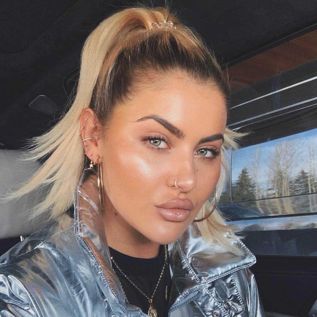 のインスタグラム：「"The glow is REAL 💦 I’ve been using the @olehenriksen Banana Bright Primer for over a month and I’m obsessed! Packed with vitamin C to keep skin looking fresh all day, it smooths and brightens and gives makeup serious lasting power. I love it under my makeup like in this pic but it is so stunning on bare skin! It also smells divine 👅🍌" - @jamiegenevieve. Leave a 🍌if you love starting your day with this primer ⬇️ #Regram」