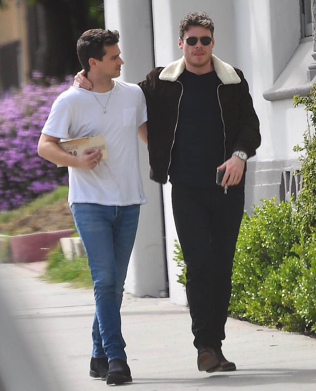 Just Jaredさんのインスタグラム写真 - (Just JaredInstagram)「Brandon Flynn (@flynnagin11) and Richard Madden (@maddenrichard) wrap their arms around each other while running errands together over the weekend.  #BrandonFlynn #RichardMadden Photos: Mega」4月9日 9時45分 - justjared
