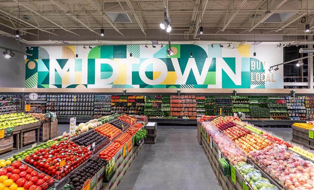 Whole Foods Marketさんのインスタグラム写真 - (Whole Foods MarketInstagram)「🎉 We opened our 500th store last week in Atlanta, GA! 🎉 The beautiful 70,000 square-foot multi-level flagship is located in the Midtown district and features four fast-casual eateries, including a rooftop bar with skyline views! Along with natural and organic grocery items, customers can find products from over 200 local suppliers including @rinsesoap, @malvimallow, and @douxsouth. Enjoy cut-to-order produce while you shop from our in-house Veggie Butcher or pick up a coffee from our full-service @allegrocoffee Capital Commons café. Our spacious 14th Street Bar offers a curated assortment of wine and local beer, as well as eats from seasonally rotating popup stations. We’re open from 7AM to 10PM daily -- we can’t wait to meet you! #wholefoodsmidtownatl」4月9日 9時50分 - wholefoods
