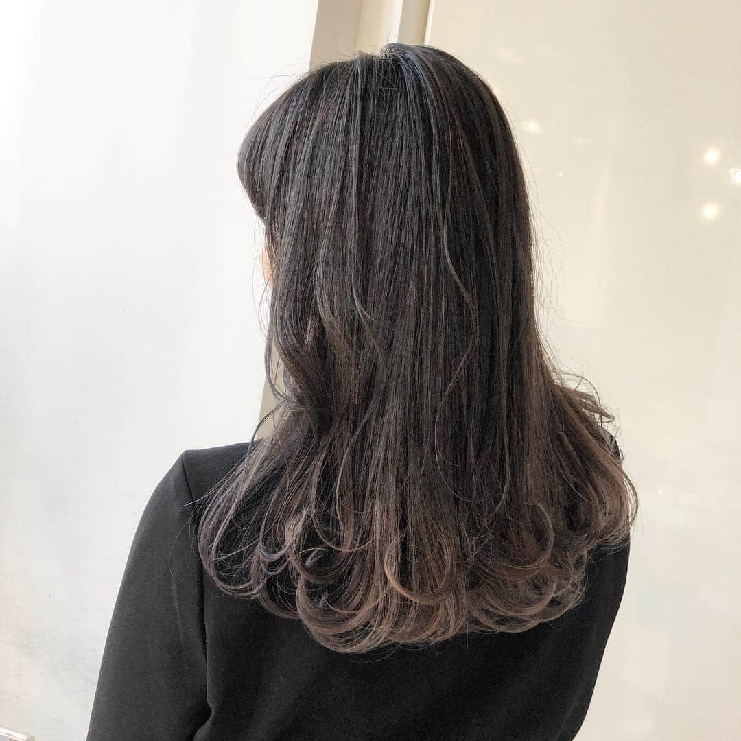 ALIVEさんのインスタグラム写真 - (ALIVEInstagram)「ALIVE Harajuku stylist 樋口ひなの (@___hnn . .  地毛を生かしてnatural gradation color 地毛を伸ばしたい、 生かしていきたい方、 グラデーションカラーおすすめです👀✨✨ ． 🧚🏻‍♀~~~~~~~~~~~~~~~~~~ * ブリーチで透明感を出して柔らかな印象にしたい方 * 明度差のあるグラデーションカラーでイメージをガラッと変えたい方 * 職場や学校が厳しくても毛先だけ遊んでみたい方  ぜひ一度ご相談ください☺️ . . . ※退色を感じやすいブリーチカラー . ずっと綺麗に生活できますように . ベースづくりにこだわります . 境目のないナチュラルな . グラデーションカラー仕上げます🍃🍃 . 🕊綺麗に髪を保っていただくため、 縮毛矯正やパーマの経験がある方 ブリーチ回数重ねている方には +¥2160でケアブリーチをおすすめ  させていただいております . 🧚🏻‍♂️~~~~~~~~~~~~~~~~~~~~~~~~#  ホットペッパーお電話からも ご予約お受けできます✉︎ comment DM お待ちしております . . =======menu =======🏹*+. gradationcolor →¥10800 highlight →¥14040 . ▪️ALIVE harajuku▫️ 〒150-0001 東京都渋谷区神宮前 6-29-4HH BUILDING5F 東京メトロ千代田線・副都心線 明治神宮前駅 7番出口より徒歩1分 . ℡☎︎ 03-6434-5454 . . #ヘアカラー#haircolor#ハイライト#ハイライトカラー#グラデーション#グラデーションカラー#外国人風#外国人風カラー#グレージュ#バレイヤージュ#韓国#表参道 #原宿 #サロンモデル#韓国ファッション#美容院#美容室」4月9日 8時25分 - alivehair