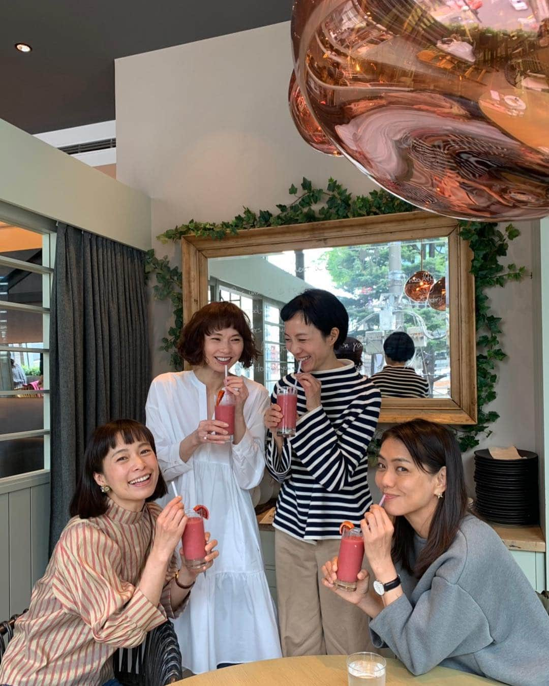 前田典子さんのインスタグラム写真 - (前田典子Instagram)「#コスメキッチンアダプテーション  昨日は1人でランチに行ったら偶然みんなに会えて合流❣️ #宇和島瀬戸田柑橘フェア  いま @ayumiayunco  あゆんこ提案メニューが食べられますよ❣️ みんなで飲んでるのは赤いのは宇和島ブレッドオレンジと甘酒のスムージー❤️ @hanalovestaco ちゃん @noriko_morishita_  ちゃん  みんな同じ事務所😆  @cosmekitchen_adaptation  @cosmekitchen」4月9日 8時20分 - maenorichang