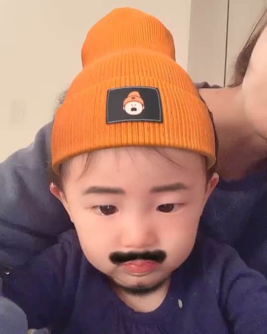 のインスタグラム：「これを見て… 「ビジャ」だって！  どんだけビジャ @davidvilla 好きなんだよっ！！！ これを見たヴィッセル神戸の関係者の皆さーん！  娘がビジャのユニフォーム欲しがってるので都倉賢宛で宜しくお願いします😏😏😏 #赤ちゃん詐欺 #ビジャビジャ詐欺」