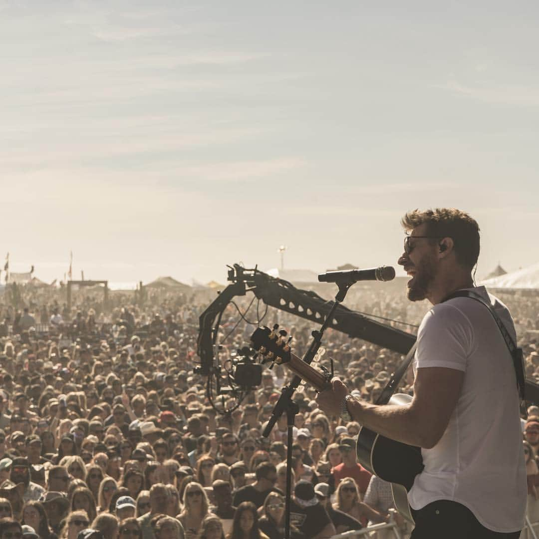 チェイス・ライスさんのインスタグラム写真 - (チェイス・ライスInstagram)「Eyes On You tour.  What a damn weekend. 🤘🏼 Huntington Beach, CA.  Photos:@codycannon」4月9日 8時31分 - chaserice