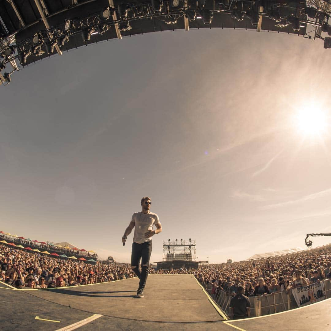 チェイス・ライスさんのインスタグラム写真 - (チェイス・ライスInstagram)「Eyes On You tour.  What a damn weekend. 🤘🏼 Huntington Beach, CA.  Photos:@codycannon」4月9日 8時31分 - chaserice