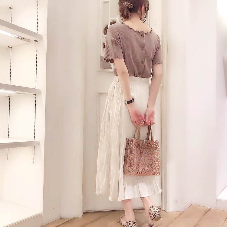 MAJEgirl?officialさんのインスタグラム写真 - (MAJEgirl?officialInstagram)「. . . おすすめコーデをご紹介致します🙌🏻💓 . . . 🔎トップス #2095010700 #2wayシンプルトップス 🔎スカート #2095041410 #ワッシャーロングスカート . . 袖や襟元のメロー加工が可愛い トップスはデコルテが綺麗に見える Uネックでデイリー使いしやすい デザインです✨ 2WAYなのも嬉しいですよね！ スカートはウエストがゴムになっていて とっても着やすいですよ🥰！ ワッシャー加工で抜け感も出て 大人可愛いを叶えてくれる スカートです(*´ω｀*)！ . . . 是非チェックしてみて下さい💕 . . 熊本ニューズ店スタッフ (@majegirl_ikm ) #キレイめカジュアル  #161cm #161cmコーデ . . . #majesticlegon #majegirl  #マジェスティックレゴン  #清楚 #可愛い #春 #春コーデ #カット #スカート #レオパード #モカ #アイボリー」4月9日 8時36分 - majesticlegon_pressroom