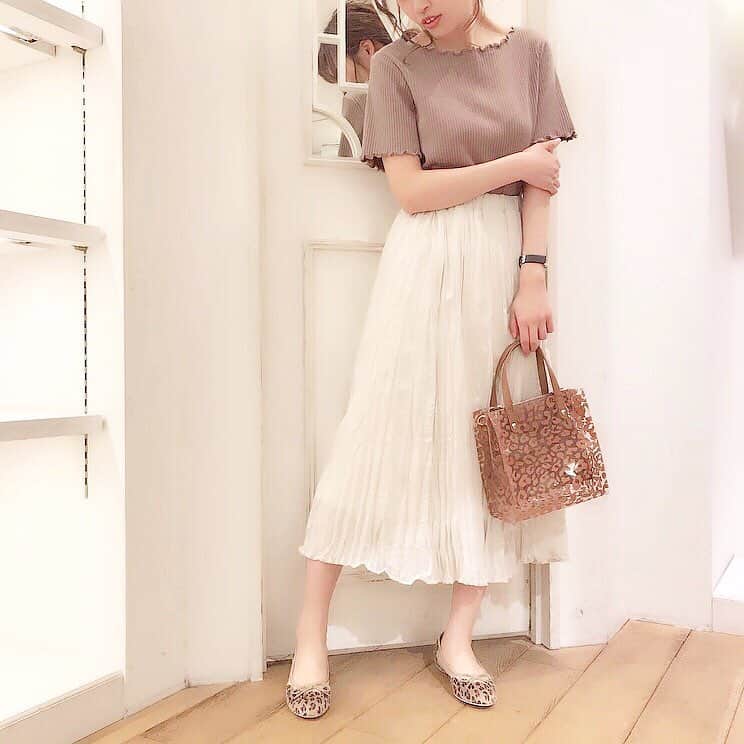 MAJEgirl?officialさんのインスタグラム写真 - (MAJEgirl?officialInstagram)「. . . おすすめコーデをご紹介致します🙌🏻💓 . . . 🔎トップス #2095010700 #2wayシンプルトップス 🔎スカート #2095041410 #ワッシャーロングスカート . . 袖や襟元のメロー加工が可愛い トップスはデコルテが綺麗に見える Uネックでデイリー使いしやすい デザインです✨ 2WAYなのも嬉しいですよね！ スカートはウエストがゴムになっていて とっても着やすいですよ🥰！ ワッシャー加工で抜け感も出て 大人可愛いを叶えてくれる スカートです(*´ω｀*)！ . . . 是非チェックしてみて下さい💕 . . 熊本ニューズ店スタッフ (@majegirl_ikm ) #キレイめカジュアル  #161cm #161cmコーデ . . . #majesticlegon #majegirl  #マジェスティックレゴン  #清楚 #可愛い #春 #春コーデ #カット #スカート #レオパード #モカ #アイボリー」4月9日 8時36分 - majesticlegon_pressroom
