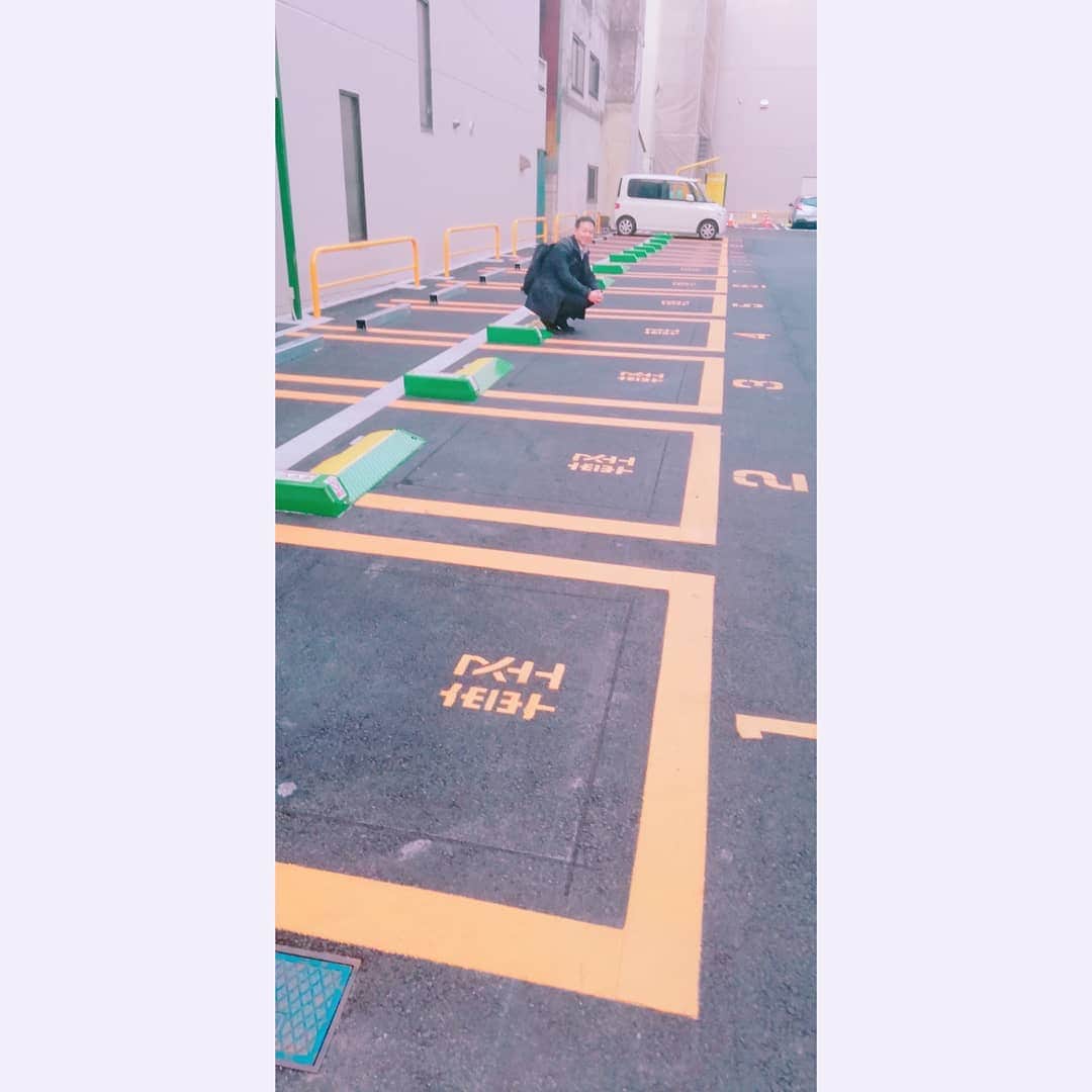 松本隆博のインスタグラム：「。 頭いい～と思った。 このコインパーキング、軽四の比率を高めて台数を増やすという、 軽四も普通車も値段同じだもんね。 。。普通車は奥の方に数台ある程度だ。そして普通車も、もし普通車エリアが満車になってたら 仕方なく軽四の所に停めるだろう？ ……頭いいわー。」