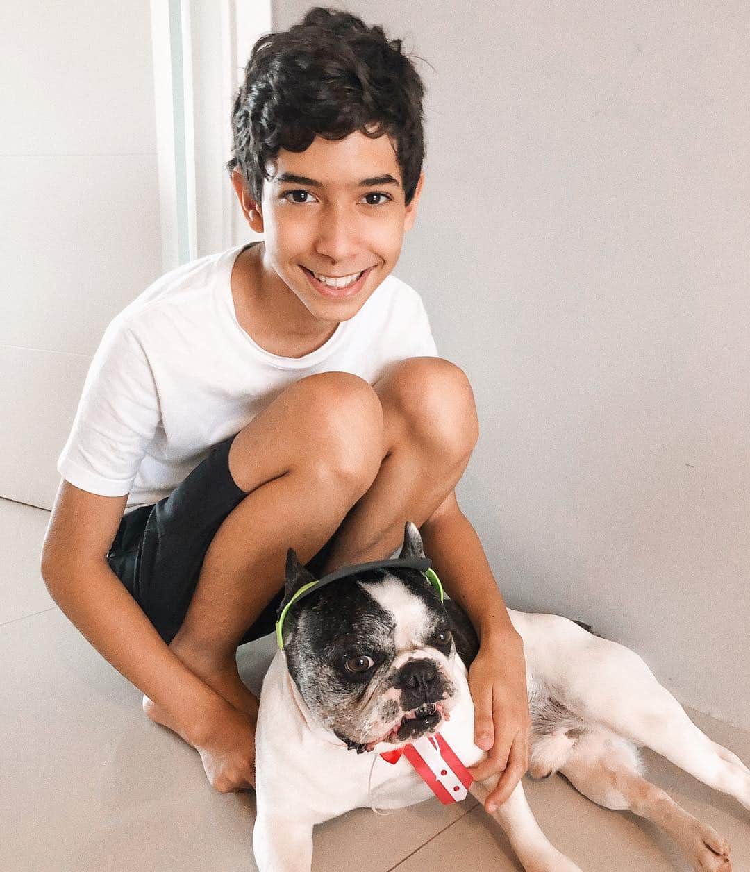 Gabriela Salesのインスタグラム：「Aiii quê bééélos mamãe! Não estou sabendo lidar com Pirocudo todo moleque piranha de boné 😂😂😂 #luigeleolo #ricasfamily」