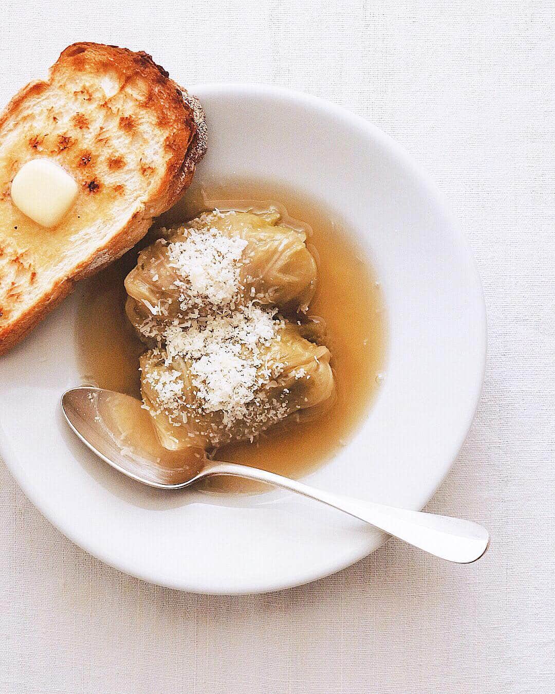 樋口正樹さんのインスタグラム写真 - (樋口正樹Instagram)「Soup & Toast . 今朝はパンとスープ。 昨日のロールキャベツ、 クタクタのシミシミで とっても美味しい。 . . #スープ #パンとスープ #スープとパン #ロールキャベツ #朝ベジスープ #サタルニアチボリ  #タカキベーカリー #石窯パン #イギリスパン #朝ごパン #パンスタグラム #soup #cabbageroll #stuffedcabbage」4月9日 8時50分 - higuccini