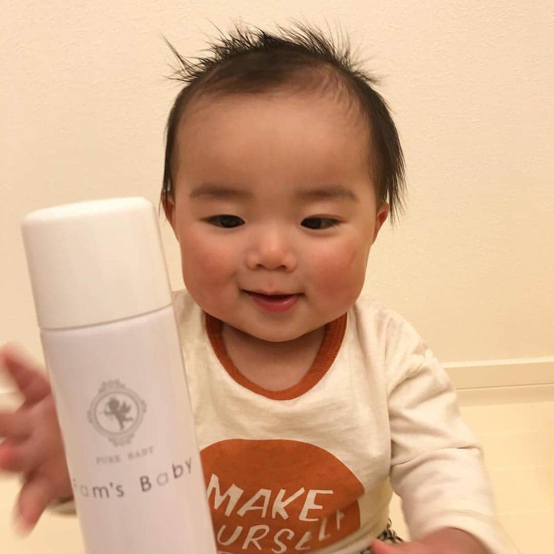 Fam's Baby ファムズベビーさんのインスタグラム写真 - (Fam's Baby ファムズベビーInstagram)「8時間保護効果があるのは嬉しいですよね🌿 これから暑い季節☀️汗でもお水でも落ちません✨ ・ 素肌に塗った保湿成分はしっかりキープ🍀 外からの刺激はブロック⚡️ ・ #ファムズベビー #スキンケア #保湿ケア #肌荒れ #肌荒れ改善 ・ #repost @harupitogram . 実家に帰ってから好奇心がさらに爆発状態で（笑）私の鼻の穴、耳の穴にまで指を突っ込んで来たり、積み木の遊び方も、おりゃぁぁーー💥💥って感じ笑 とりあえず激しい笑 . @famsbaby さんのファムズベビーを使ってみました😊  赤ちゃんの肌を色々な刺激から保護し、保湿してトラブルを未然に防いでくれるらしい👏✨ 汗をかいたり衣類でこすれても落ちにくい持続処方で、8時間塗り直ししなくても効果が続くそう🍀これからの季節ありがたい❤️ . 泡なのに、塗ったあとしっとりしてて確かにバリアされてる感じ✨✨すごくいい😳 . 赤ちゃんと一緒に使ってるママさんも多いみたい☺️💓 . . #day284#ファムズ#ファムズベビー#保湿クリーム#ベビフル#ママリ#0歳#新米ママ#男の子ベビー#親バカ部#6月生まれ#生後9ヶ月#成長記録#育児記録#乳児#赤ちゃん#赤ちゃん動画#baby#babyboy#子育てグラム#スマイル育児#ママタス#ママ友募集中」4月9日 8時44分 - famsbaby