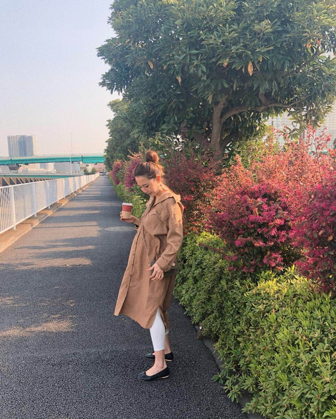 斎藤菜々子さんのインスタグラム写真 - (斎藤菜々子Instagram)「. 週末はお散歩DAY🌸 アウターなしって身軽で気持ち良い🤤  ポカポカだったのが急に 冬みたいに寒くなったり😱 明日はかなり寒くなるみたいで怖いなぁ❄️ なるべく歩くようにしてるけど流石に明日は引きこもろうかな📺  そろそろ里帰り準備しなきゃ🤣 まだなーーんも用意してないや⚡️ #里帰り出産 #36w3d」4月9日 8時46分 - nanacoco.7