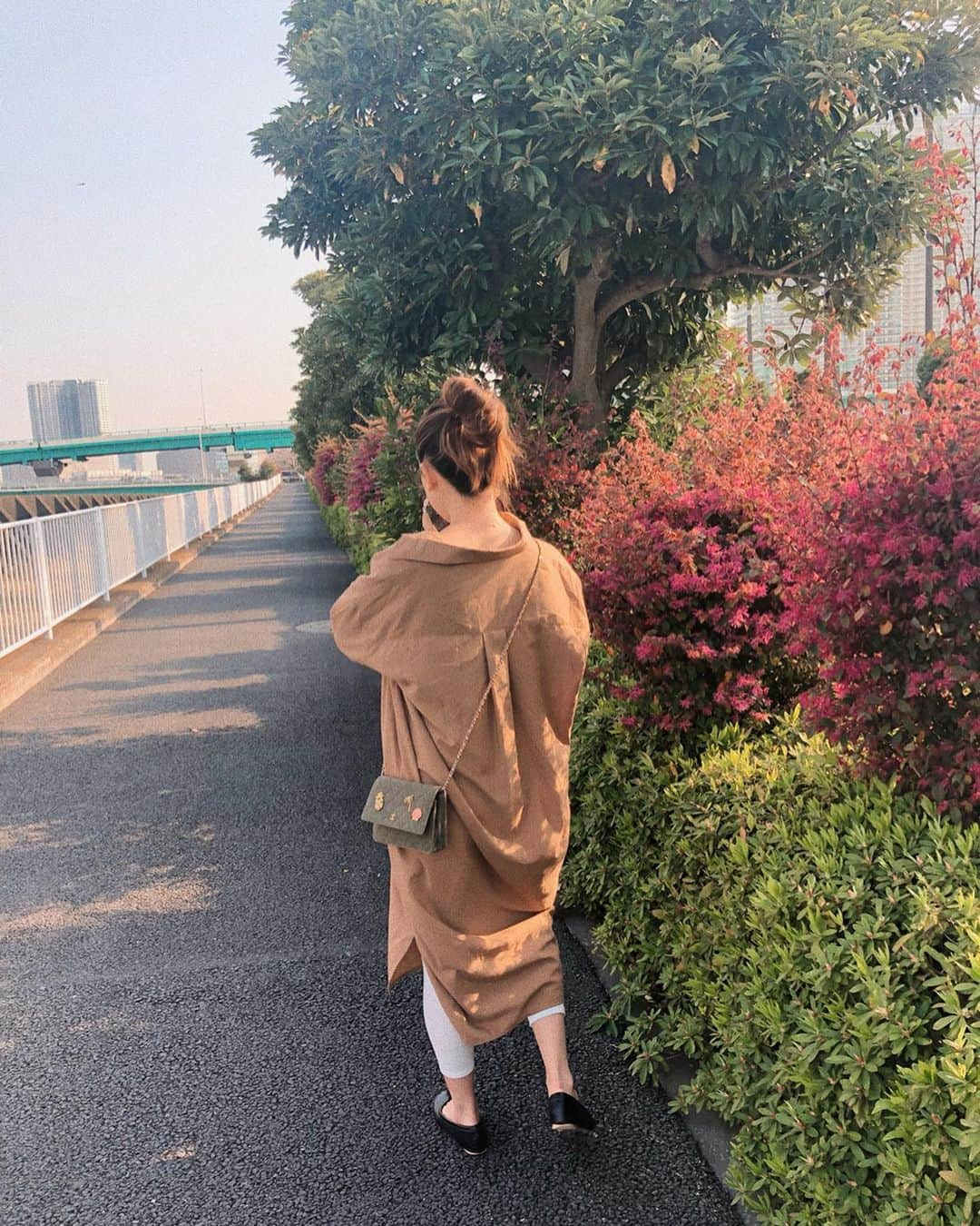 斎藤菜々子さんのインスタグラム写真 - (斎藤菜々子Instagram)「. 週末はお散歩DAY🌸 アウターなしって身軽で気持ち良い🤤  ポカポカだったのが急に 冬みたいに寒くなったり😱 明日はかなり寒くなるみたいで怖いなぁ❄️ なるべく歩くようにしてるけど流石に明日は引きこもろうかな📺  そろそろ里帰り準備しなきゃ🤣 まだなーーんも用意してないや⚡️ #里帰り出産 #36w3d」4月9日 8時46分 - nanacoco.7