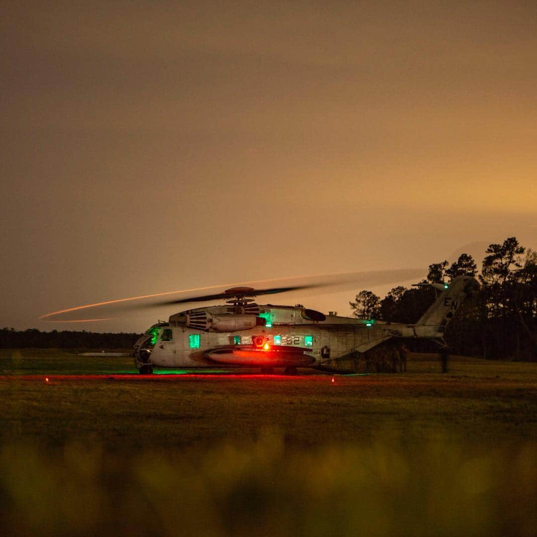 アメリカ海兵隊さんのインスタグラム写真 - (アメリカ海兵隊Instagram)「Red Light, Green Light  Marines with @2dmardiv prepare to sling load two Utility Task Vehicles onto a CH-53E Super Stallion, with Marine Heavy Helicopter Squadron 464, during a field exercise on Camp Lejeune, North Carolina, April 4, 2019. (U.S. Marine Corps photo by Lance Cpl. Nathaniel Q. Hamilton)  #USMC #Marines #MarineLife #Marine #MarineCorps #CampLejeune #NorthCarolina #Military #Training #Yut #Helo #Aviation #MarineAviation #Exercise #InTheField #FieldLife #Moto #Motivation #Rah #Yut #SemperFi」4月9日 8時59分 - marines