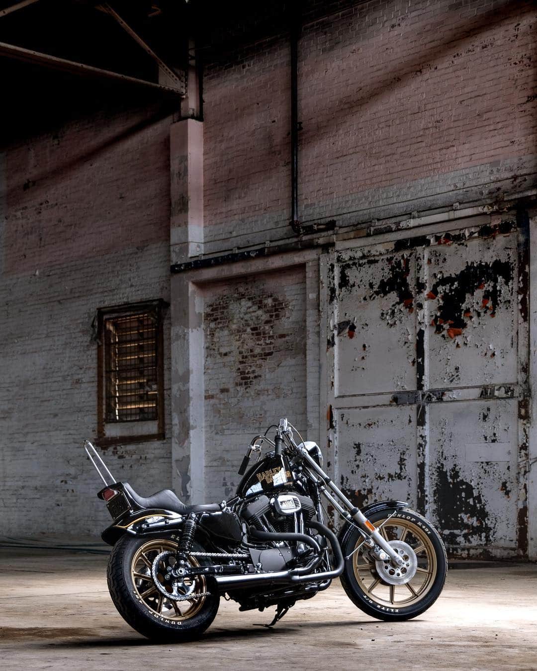 Harley-Davidsonさんのインスタグラム写真 - (Harley-DavidsonInstagram)「@thecongregationshow’s #Iron1200 is finished. 🙌  See more of this rad lil' #Sportster as it makes a journey from #Milwaukee to #Charlotte this week and see it with your own eyeballs April 13th at @campnorthend.  #HarleyDavidson #HDcongregationgiveaway  @prismsupply_ @dicemagazine」4月9日 9時08分 - harleydavidson