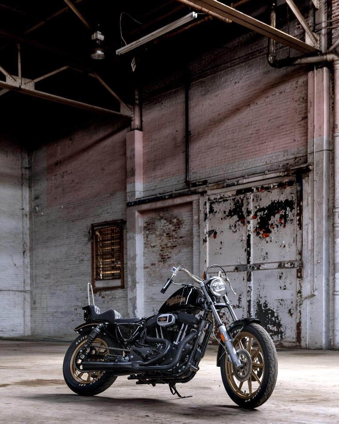Harley-Davidsonさんのインスタグラム写真 - (Harley-DavidsonInstagram)「@thecongregationshow’s #Iron1200 is finished. 🙌  See more of this rad lil' #Sportster as it makes a journey from #Milwaukee to #Charlotte this week and see it with your own eyeballs April 13th at @campnorthend.  #HarleyDavidson #HDcongregationgiveaway  @prismsupply_ @dicemagazine」4月9日 9時08分 - harleydavidson