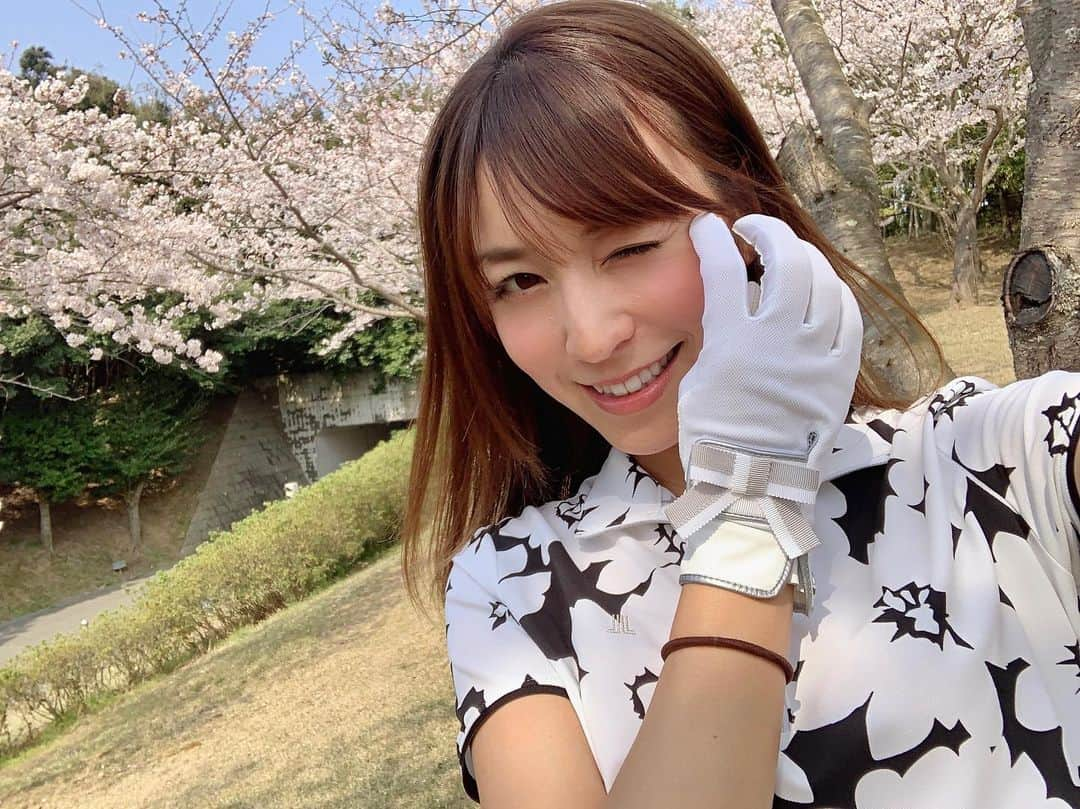 高沢奈苗さんのインスタグラム写真 - (高沢奈苗Instagram)「. 週末はお花見ゴルフ⛳️🌸 . もう葉桜の所も多いけど、成田フェアフィールドの入口はモフモフの綺麗な桜が満開でした🌸😊🌸 . 桜にちなんで花柄ウェアで🌸 . LANVINSPORTの大人な花柄モノトーンコーデ🏌️‍♀️🖤 . ランバンって大人シンプルなイメージがあったけど、可愛いデザインがいっぱい♡ . そしてグローブやサンバイザーといった小物がとっても可愛い😍💕 . . スカートはちょっと大きかったのでお直し出しました！ . @tete_remake ここ安くて早い！オススメです💛 . . . #lanvin #lanvinsport #golf  #vividgolf  #ランバン #ランバンスポール #ゴルフ #ゴルフ女子 #ゴルフファッション #ビビゴルフ #お花見 #お花見ゴルフ」4月9日 9時02分 - nanaetakasawa