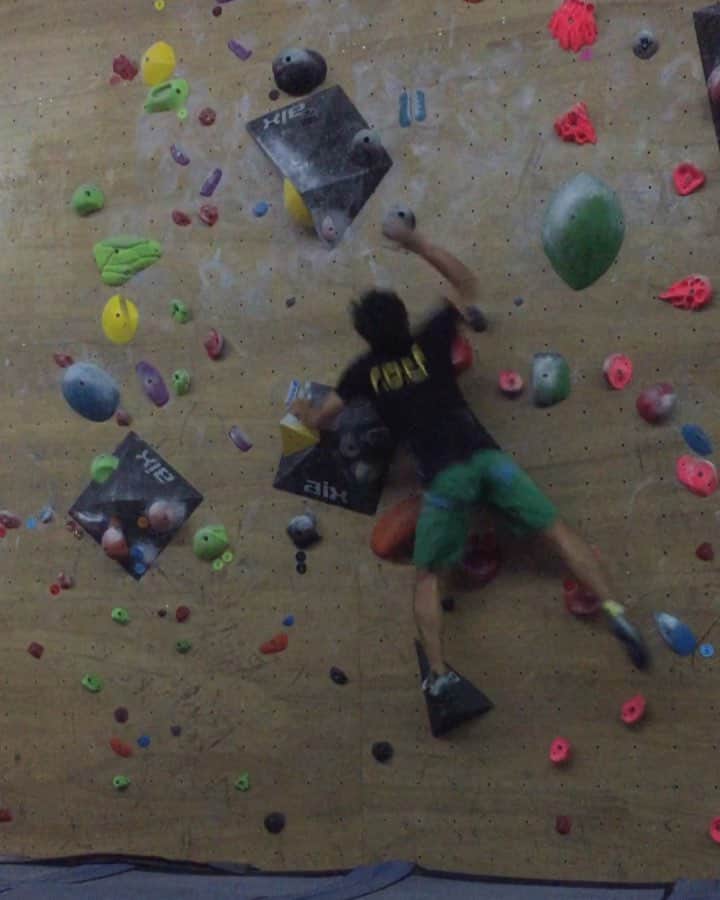 ハキム・カスバンのインスタグラム：「Tame Impala playing Last climb of the day Sorry 4 poor framing @heavy.japan • • #climbing #bouldering #liveclimbrepeat #fortheclimb #climbinglife #climbing_is_my_passion #training #sports #athlete #singapore #climbing_worldwide #sgclimbers #passion #sgfitness #climbing_videos_of_instagram #movement #クライミング」