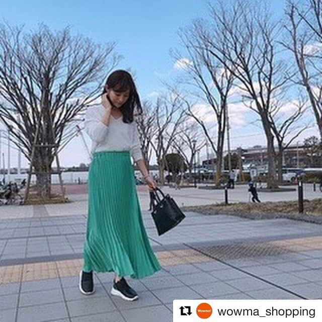 大谷朋子さんのインスタグラム写真 - (大谷朋子Instagram)「♡ * @wowma_shopping で私のコーデが紹介されました👗 * @wowma_shopping をフォローしておくと毎月クーポンやプレゼントが当たるのでお得です♡ * #wowma #reedit * * #Repost @wowma_shopping with @get_repost ・・・ Wowma! OOTD📷 Fashion snap🤳🏻﻿﻿ ﻿﻿ 本日は @tomoko_ohtani さん。﻿﻿ ﻿﻿ 鮮やかなグリーンが目を惹くプリーツスカートはやはり、コーデ全体が明るく華やかな印象に✨﻿﻿ エレガントなロング丈スカートに、あえてスニーカーを合わせているのもお洒落で素敵です🤩‼️﻿﻿ ﻿﻿ #レディースファッション #スカート #プリーツスカート #ロングマキシスカート #春カラー #春コーデ #ootd #ママコーデ #大人コーデ #コーディネート #wowma #通販サイト #レディースファッション通販 #リエディ」4月9日 9時08分 - tomoko_ohtani