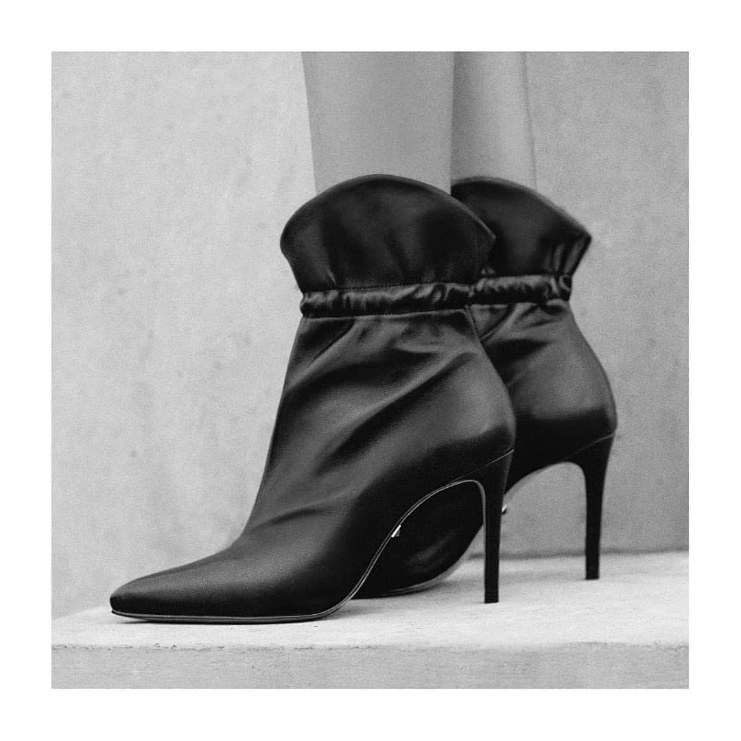Schutzのインスタグラム：「Back to hight heels 🖤 #schutzfall #unlockyourcity」