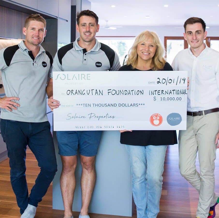 OFI Australiaさんのインスタグラム写真 - (OFI AustraliaInstagram)「We are so grateful to Harley, Paul and James from Solaire Properties in Brisbane for their incredibly generous $10,000 donation from the recent sale of their stunning, eco-concious Ross Street, Paddington property, recognised as “Brisbane’s most socially responsible home”. It is inspirational to know that Solaire Properties truly cares about our planet, using the most environmentally-friendly, high quality, sustainable materials possible and setting a benchmark for the building industry for the way that homes need to be built into the future.  On top of that, they are “giving back” by helping critically endangered orangutans. You guys rock! ____________________________________ 🐒 OFIA Founder: Kobe Steele 💌 kobe@ofiaustralia.com | OFIA Patron and Ambassador: @drbirute @solaireproperties @orangutanfoundationintl | OFIA Volunteer: Clare @clarelh89 |  www.orangutanfoundation.org.au 🐒  #orangutan #orphan #rescue #rehabilitate #release #BornToBeWild #Borneo #Indonesia #CampLeakey #orangutans #savetheorangutans #sayNOtopalmoil #palmoil #deforestation #destruction #rainforest #instagood #photooftheday #environment #nature #instanature #endangeredspecies #criticallyendangered #wildlife #orangutanfoundationintl #ofi #drbirute #ofi_australia #ofia #FosterAnOrangutanToday」4月9日 9時10分 - ofi_australia