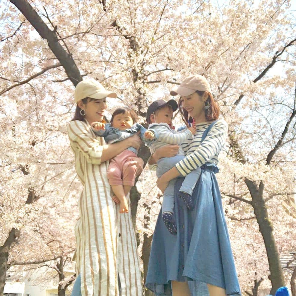 菅野広恵さんのインスタグラム写真 - (菅野広恵Instagram)「＊＊＊ 桜満開です🌸 仲良し親子とリンクコーデ💓 ママ達は、縦シマと横シマ✨ 息子とはボーダーとジーンズでリンク😊 ・ お花大好きだから、今年は沢山桜見れて嬉しかったな✨ ・ #ママリ  #新米ママ  #男の子ママ  #育児日記  #ベビフル #親子リンクコーデ #リンクコーデ #ママコーデ #ママコーディネート  #1歳4ヶ月  #赤ちゃんの成長 #育児中  #関西ママ #関西ママ友募集  #プチプラコーデ #親バカ部ig_baby  #赤ちゃんとお出かけ #ママファッション #生後16ヶ月 #赤ちゃんのいる生活  #mamagirl  #ママファッション #ママファッションプチプラ  #ママグッズ #2017_autumn_baby部  #プチプラファッション #関東ママ友募集  #親子コーデ #桜 #キラポス通信 #お花見コーデ」4月9日 9時11分 - hiroesugano