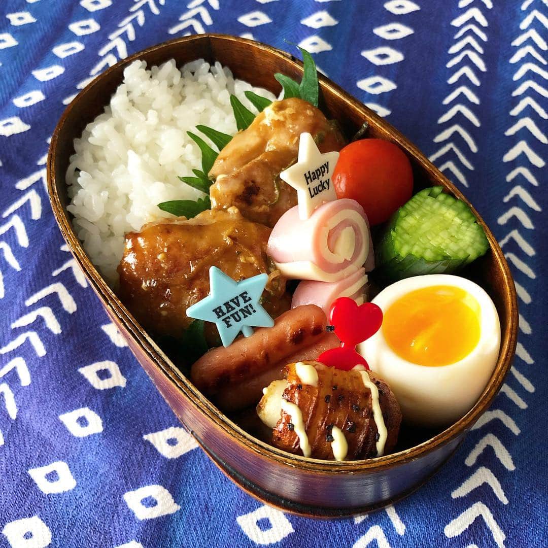 吹田早哉佳さんのインスタグラム写真 - (吹田早哉佳Instagram)「おはようございます☻ 昨日の進級式、年中さんになった娘はクラス替えがあり、先生も変わり… ワクワクの新生活がスタート╰(*´︶`*)╯♡ 私はまさかの保護者会役員になり、不安でいっぱいです😅  今日の#パパ弁当 #鶏のネギマヨポン #ポークビッツ#ちくわの甘だれマヨ焼き#半熟卵#くるくるハムチーズ#じゃばらきゅうりの浅漬け #プチトマト  #お弁当#お弁当記録#曲げわっぱ#わっぱ弁当#旦那弁当」4月9日 9時13分 - sayaka.0623