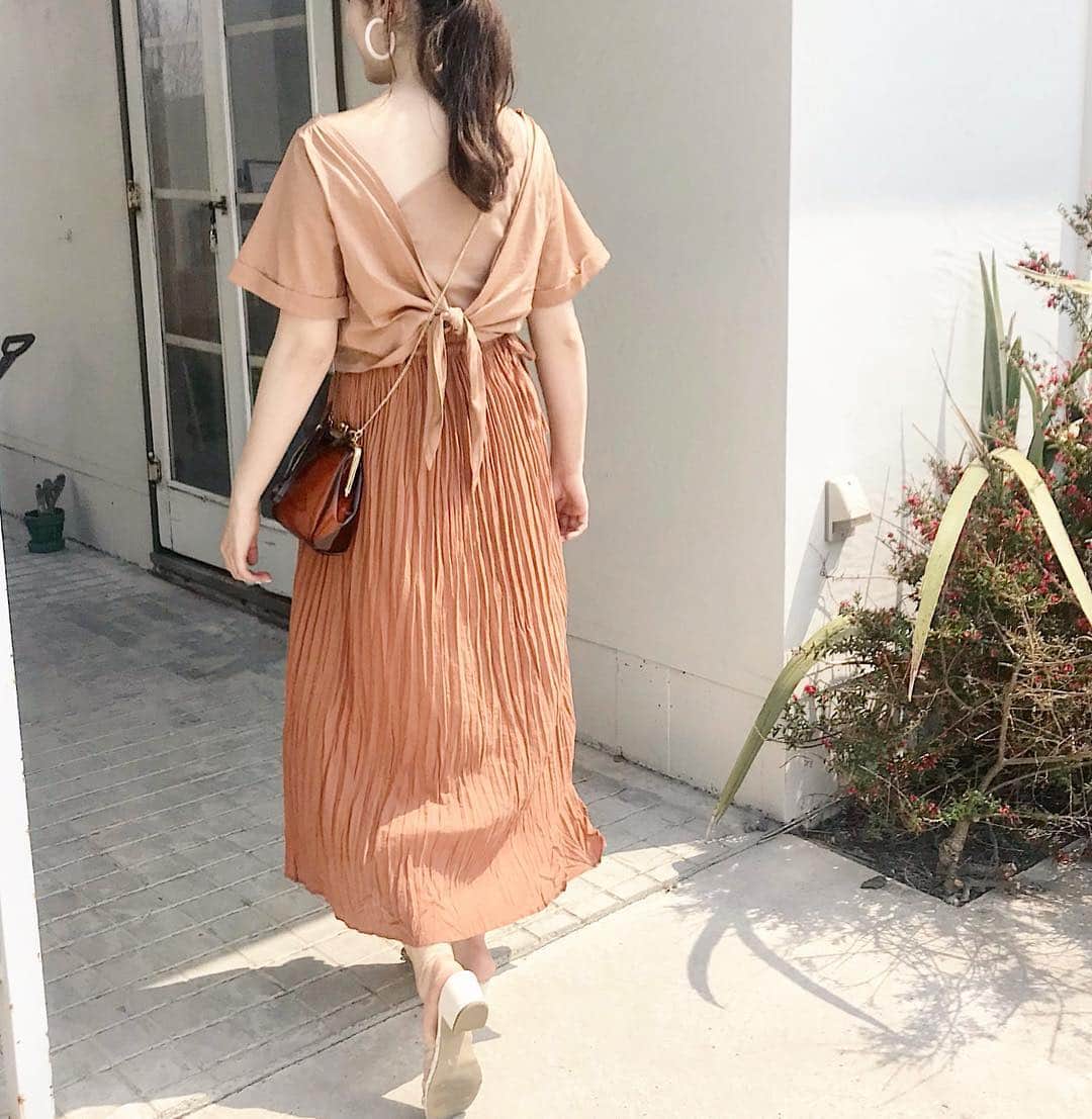 mina hinokuchiのインスタグラム：「. 白やベージュのワントーンも可愛いけど、 カラーもののワントーンも◎◎🍊 . もうすぐ入荷のこの組み合わせが、とっても可愛くてツボだった♡ トップスは、バックリボンのTシャツと、ワンショルのタンクのアンサンブルになってるから一緒に着ると可愛い！&背中開きすぎるの心配な方にもオススメです🌼 (もちろん別々で使っても◎❣️) #whoswhochico #salonbychico #フーズフーチコ #chico_commingsoon #mery #rili_tokyo #sucle #isutapic #patra #petrel_jp #velle_jp」