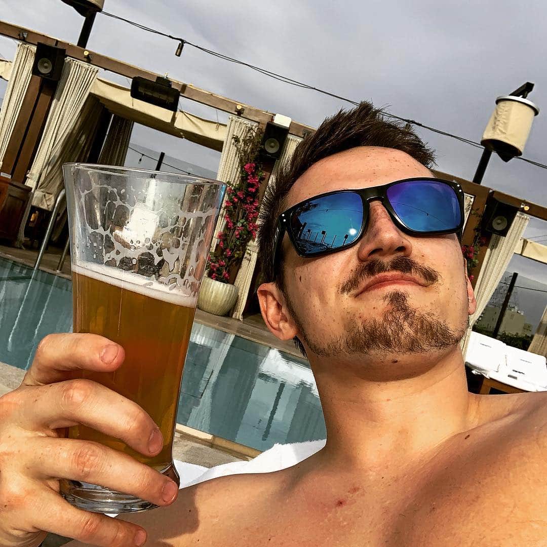 トム・キャセルのインスタグラム：「Can I get a Dilly to the Dill! 🤙 Cheers to the lot of ya 🍻」