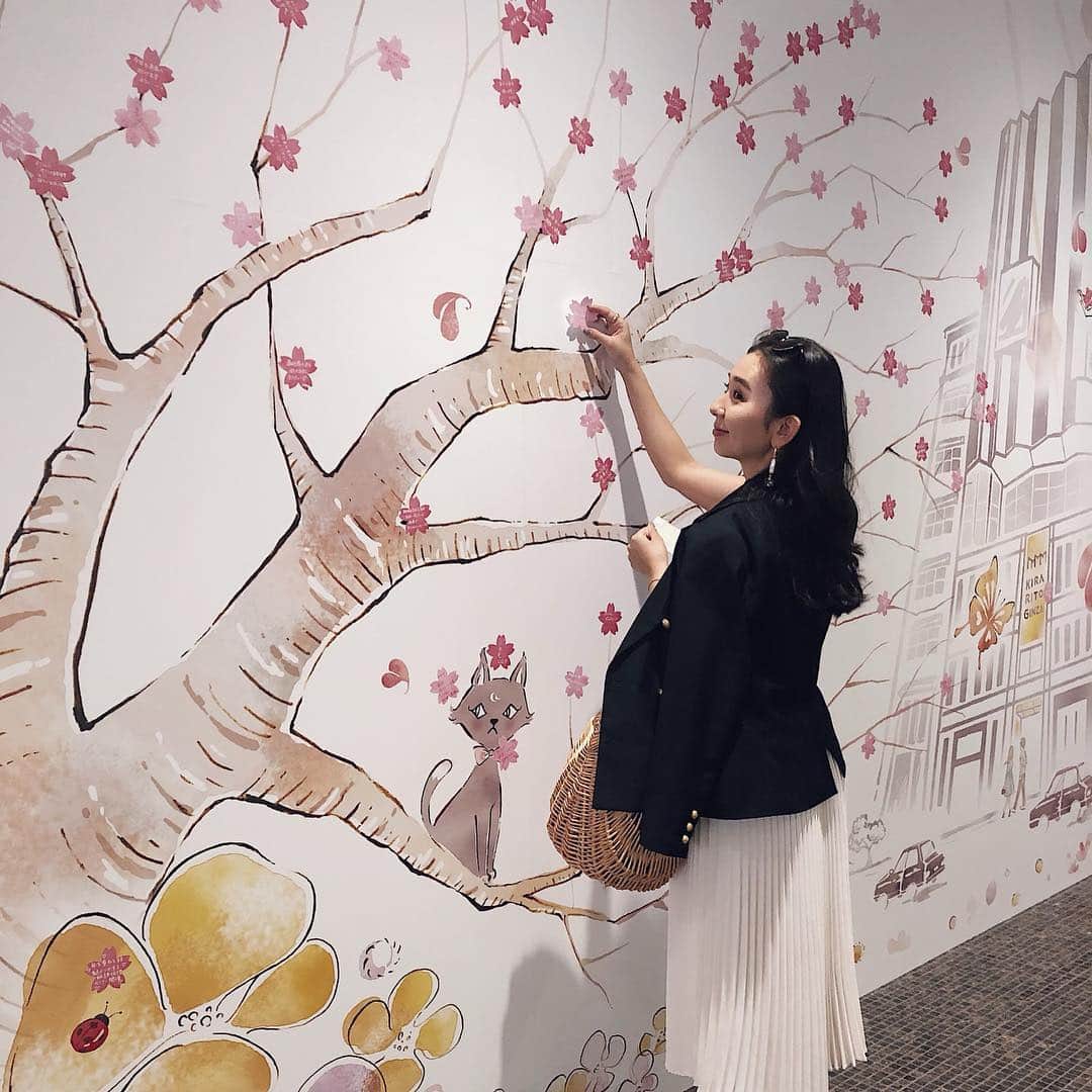 鈴木詩織さんのインスタグラム写真 - (鈴木詩織Instagram)「銀座で桜を見つけました🌸 . 母と銀座をぶらりしてたときにキラリトギンザでSAKURAキャンペーンが開催されてたよん🙋🏾‍♀️ . サクラのシールに願い事を書いて木の枝に貼って桜を咲かせていくのです！ ほんわかした絵でかわいかった〜😌 . キャンペーンが開催されていて抽選で素敵なアイテムが当たるそう！当たったらいいな〜なんて🙈 . . . . . #桜#銀座#sakura#cherryblossom#ginza #キラリトギンザ#kiraritoginza#キラリトサクラ#PR @kiraritoginza」4月9日 9時20分 - shiorin0802suzuki
