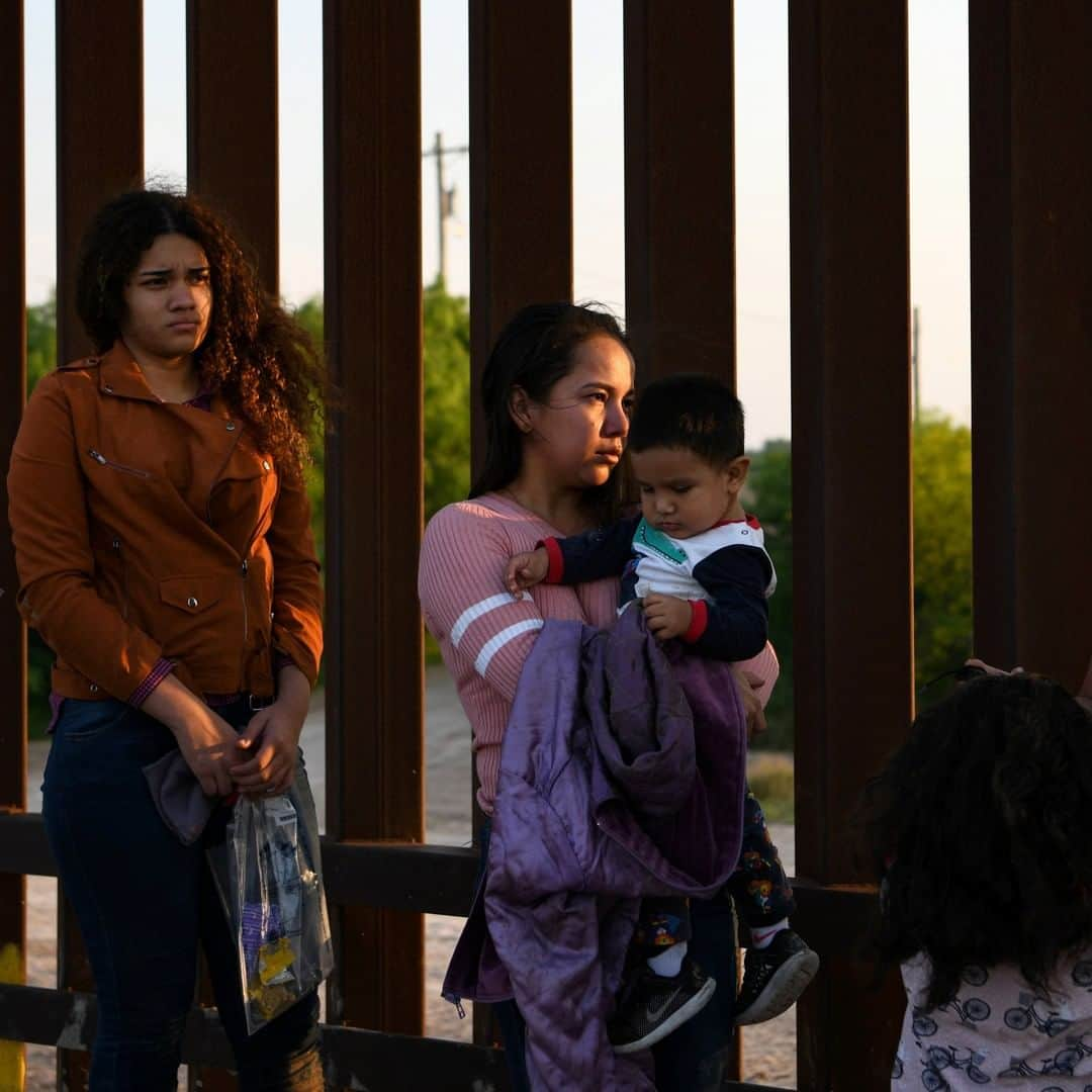 TIME Magazineさんのインスタグラム写真 - (TIME MagazineInstagram)「Central American asylum-seekers turn themselves in to U.S. Border Patrol officers after illegally crossing the Rio Grande near Penitas, Texas, on April 6. On Monday, an American judge blocked the Trump administration’s policy of returning asylum-seekers to #Mexico as they wait for an immigration court to hear their cases, @apnews reports. The ruling, which is on hold for several days, came one day after Homeland Security Secretary Kirstjen Nielsen resigned and as President Trump and his administration face repeated court setbacks on strict anti-immigration measures. Read more at the link in bio. Photograph by @lorenelliottphoto—@reuters」4月9日 9時34分 - time